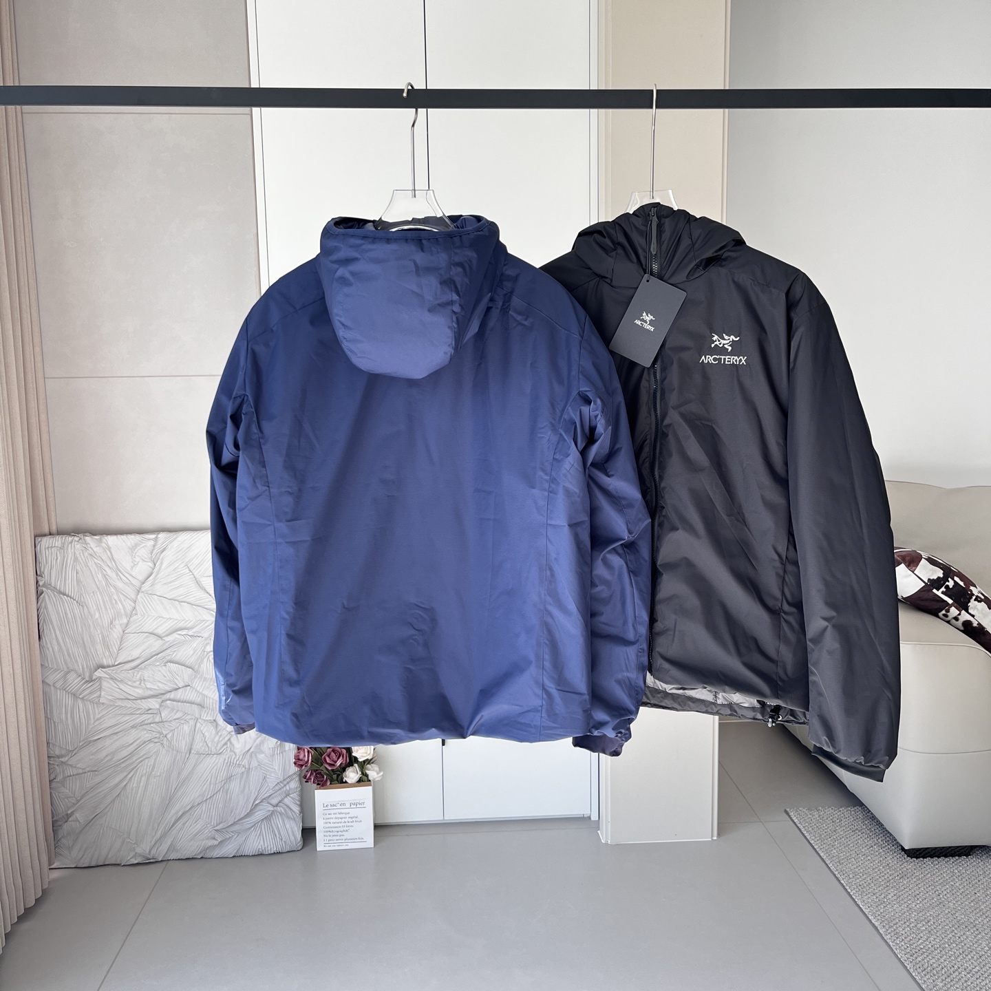 💰210
Arcteryx始祖鸟Atom AR Heavyweight 加厚 阿童木棉服外套【刺绣高版本】男女同款
备受专业户外爱好者推崇的轻量保暖外套,迭代更新后的保温中层首选!采用鸟家科技材料CoreloftTM双型纤维结构创造出的保暖效果相当于600蓬羽绒真的是又轻又保暖!表面材料采用TyonoTMI面料防泼水处理!轻松应对大风大雾甚至可以短暂抵御小雨侵袭;内衬材料Dope PermeairTM20有着高度透气性;腰间拼接弹力面料适应各种大幅度户外运动 耐得住不断的清洗!脏湿以后直接扔进洗衣机里洗,多次清洗也不易磨损!
颜色:黑色/宝石蓝
尺码:M-2XL
M L XL 2XL
衣长 70 70 74 76
胸宽 121 127 132 137
肩宽 51 53 55 57
袖长 65 66 67 68