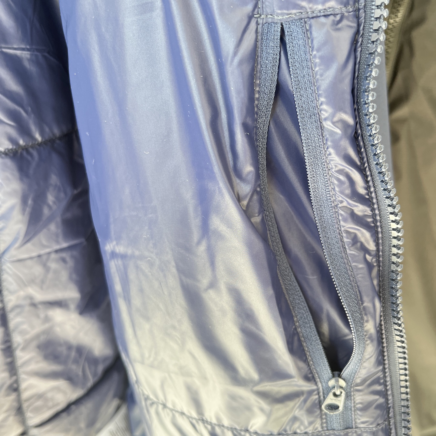 💰210
Arcteryx始祖鸟Atom AR Heavyweight 加厚 阿童木棉服外套【刺绣高版本】男女同款
备受专业户外爱好者推崇的轻量保暖外套,迭代更新后的保温中层首选!采用鸟家科技材料CoreloftTM双型纤维结构创造出的保暖效果相当于600蓬羽绒真的是又轻又保暖!表面材料采用TyonoTMI面料防泼水处理!轻松应对大风大雾甚至可以短暂抵御小雨侵袭;内衬材料Dope PermeairTM20有着高度透气性;腰间拼接弹力面料适应各种大幅度户外运动 耐得住不断的清洗!脏湿以后直接扔进洗衣机里洗,多次清洗也不易磨损!
颜色:黑色/宝石蓝
尺码:M-2XL
M L XL 2XL
衣长 70 70 74 76
胸宽 121 127 132 137
肩宽 51 53 55 57
袖长 65 66 67 68