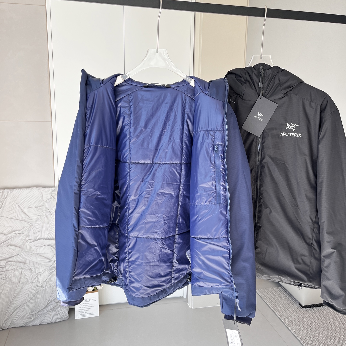 💰210
Arcteryx始祖鸟Atom AR Heavyweight 加厚 阿童木棉服外套【刺绣高版本】男女同款
备受专业户外爱好者推崇的轻量保暖外套,迭代更新后的保温中层首选!采用鸟家科技材料CoreloftTM双型纤维结构创造出的保暖效果相当于600蓬羽绒真的是又轻又保暖!表面材料采用TyonoTMI面料防泼水处理!轻松应对大风大雾甚至可以短暂抵御小雨侵袭;内衬材料Dope PermeairTM20有着高度透气性;腰间拼接弹力面料适应各种大幅度户外运动 耐得住不断的清洗!脏湿以后直接扔进洗衣机里洗,多次清洗也不易磨损!
颜色:黑色/宝石蓝
尺码:M-2XL
M L XL 2XL
衣长 70 70 74 76
胸宽 121 127 132 137
肩宽 51 53 55 57
袖长 65 66 67 68