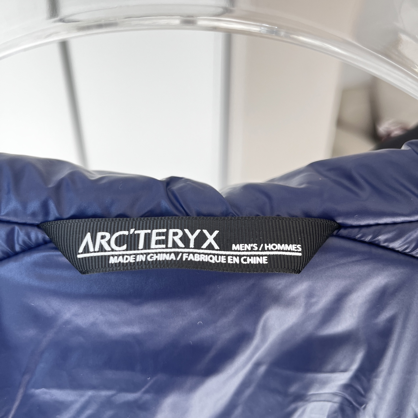 💰210
Arcteryx始祖鸟Atom AR Heavyweight 加厚 阿童木棉服外套【刺绣高版本】男女同款
备受专业户外爱好者推崇的轻量保暖外套,迭代更新后的保温中层首选!采用鸟家科技材料CoreloftTM双型纤维结构创造出的保暖效果相当于600蓬羽绒真的是又轻又保暖!表面材料采用TyonoTMI面料防泼水处理!轻松应对大风大雾甚至可以短暂抵御小雨侵袭;内衬材料Dope PermeairTM20有着高度透气性;腰间拼接弹力面料适应各种大幅度户外运动 耐得住不断的清洗!脏湿以后直接扔进洗衣机里洗,多次清洗也不易磨损!
颜色:黑色/宝石蓝
尺码:M-2XL
M L XL 2XL
衣长 70 70 74 76
胸宽 121 127 132 137
肩宽 51 53 55 57
袖长 65 66 67 68