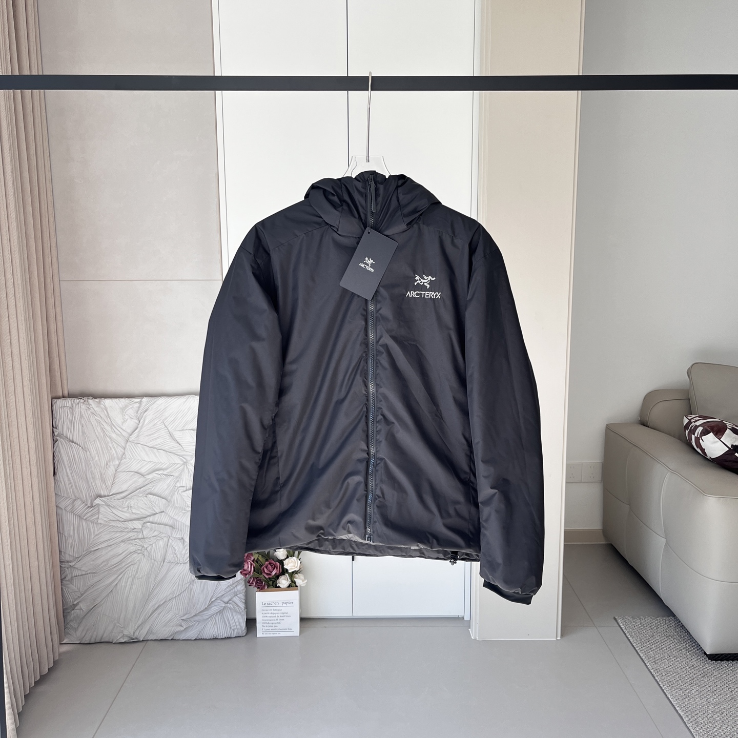 💰210
Arcteryx始祖鸟Atom AR Heavyweight 加厚 阿童木棉服外套【刺绣高版本】男女同款
备受专业户外爱好者推崇的轻量保暖外套,迭代更新后的保温中层首选!采用鸟家科技材料CoreloftTM双型纤维结构创造出的保暖效果相当于600蓬羽绒真的是又轻又保暖!表面材料采用TyonoTMI面料防泼水处理!轻松应对大风大雾甚至可以短暂抵御小雨侵袭;内衬材料Dope PermeairTM20有着高度透气性;腰间拼接弹力面料适应各种大幅度户外运动 耐得住不断的清洗!脏湿以后直接扔进洗衣机里洗,多次清洗也不易磨损!
颜色:黑色/宝石蓝
尺码:M-2XL
M L XL 2XL
衣长 70 70 74 76
胸宽 121 127 132 137
肩宽 51 53 55 57
袖长 65 66 67 68