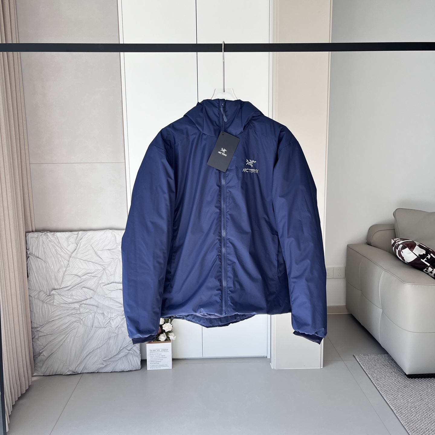 💰210
Arcteryx始祖鸟Atom AR Heavyweight 加厚 阿童木棉服外套【刺绣高版本】男女同款
备受专业户外爱好者推崇的轻量保暖外套,迭代更新后的保温中层首选!采用鸟家科技材料CoreloftTM双型纤维结构创造出的保暖效果相当于600蓬羽绒真的是又轻又保暖!表面材料采用TyonoTMI面料防泼水处理!轻松应对大风大雾甚至可以短暂抵御小雨侵袭;内衬材料Dope PermeairTM20有着高度透气性;腰间拼接弹力面料适应各种大幅度户外运动 耐得住不断的清洗!脏湿以后直接扔进洗衣机里洗,多次清洗也不易磨损!
颜色:黑色/宝石蓝
尺码:M-2XL
M L XL 2XL
衣长 70 70 74 76
胸宽 121 127 132 137
肩宽 51 53 55 57
袖长 65 66 67 68