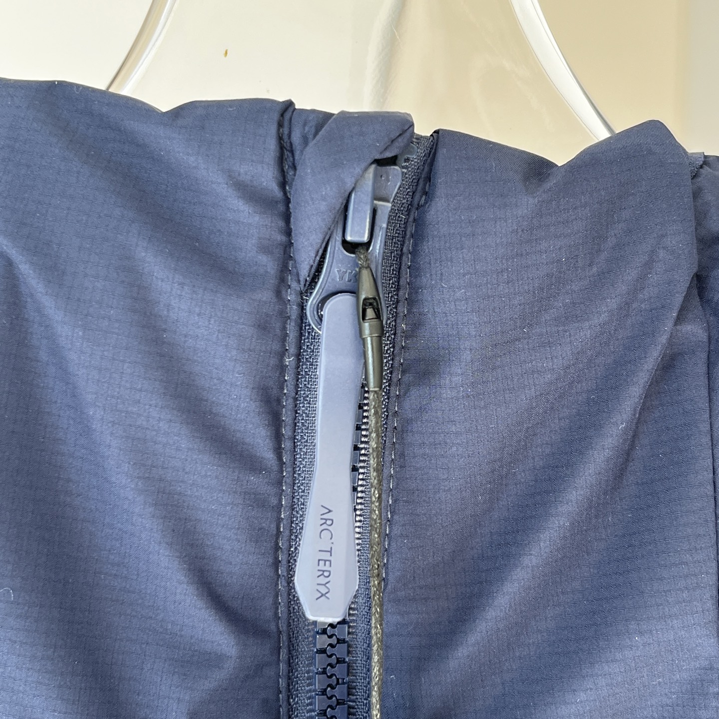 💰210
Arcteryx始祖鸟Atom AR Heavyweight 加厚 阿童木棉服外套【刺绣高版本】男女同款
备受专业户外爱好者推崇的轻量保暖外套,迭代更新后的保温中层首选!采用鸟家科技材料CoreloftTM双型纤维结构创造出的保暖效果相当于600蓬羽绒真的是又轻又保暖!表面材料采用TyonoTMI面料防泼水处理!轻松应对大风大雾甚至可以短暂抵御小雨侵袭;内衬材料Dope PermeairTM20有着高度透气性;腰间拼接弹力面料适应各种大幅度户外运动 耐得住不断的清洗!脏湿以后直接扔进洗衣机里洗,多次清洗也不易磨损!
颜色:黑色/宝石蓝
尺码:M-2XL
M L XL 2XL
衣长 70 70 74 76
胸宽 121 127 132 137
肩宽 51 53 55 57
袖长 65 66 67 68