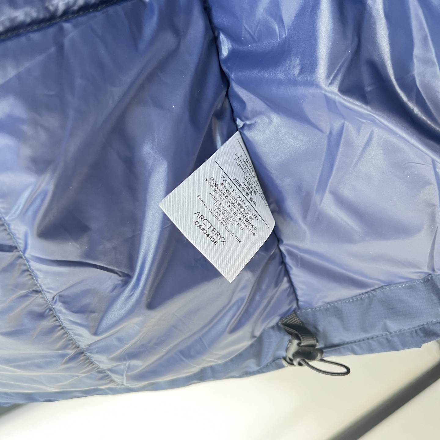 💰210
Arcteryx始祖鸟Atom AR Heavyweight 加厚 阿童木棉服外套【刺绣高版本】男女同款
备受专业户外爱好者推崇的轻量保暖外套,迭代更新后的保温中层首选!采用鸟家科技材料CoreloftTM双型纤维结构创造出的保暖效果相当于600蓬羽绒真的是又轻又保暖!表面材料采用TyonoTMI面料防泼水处理!轻松应对大风大雾甚至可以短暂抵御小雨侵袭;内衬材料Dope PermeairTM20有着高度透气性;腰间拼接弹力面料适应各种大幅度户外运动 耐得住不断的清洗!脏湿以后直接扔进洗衣机里洗,多次清洗也不易磨损!
颜色:黑色/宝石蓝
尺码:M-2XL
M L XL 2XL
衣长 70 70 74 76
胸宽 121 127 132 137
肩宽 51 53 55 57
袖长 65 66 67 68