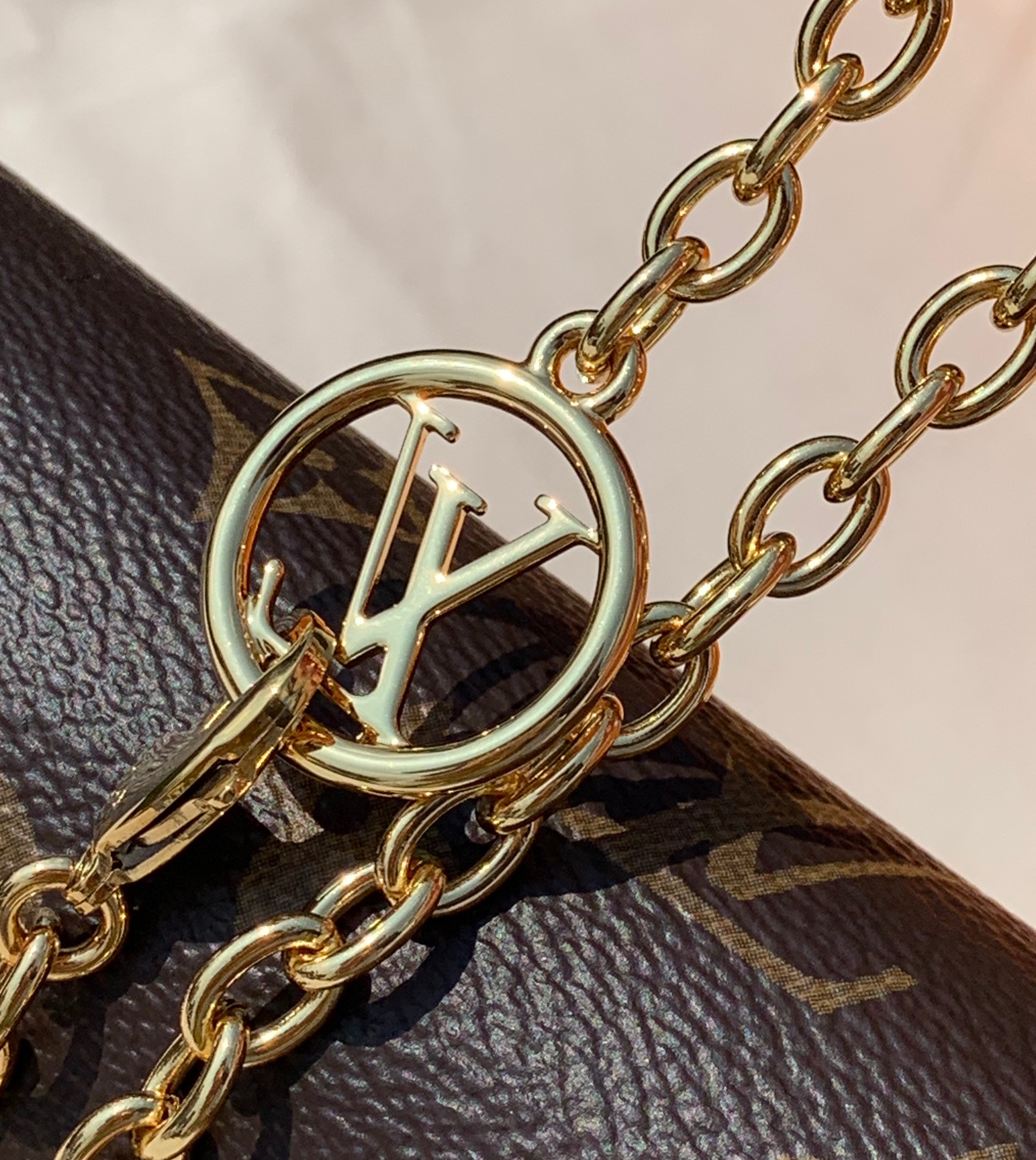 🌼 m82509尺寸20.5×10×3.5cmLv 新款Lily woc老花链条包M82509，又一爆款