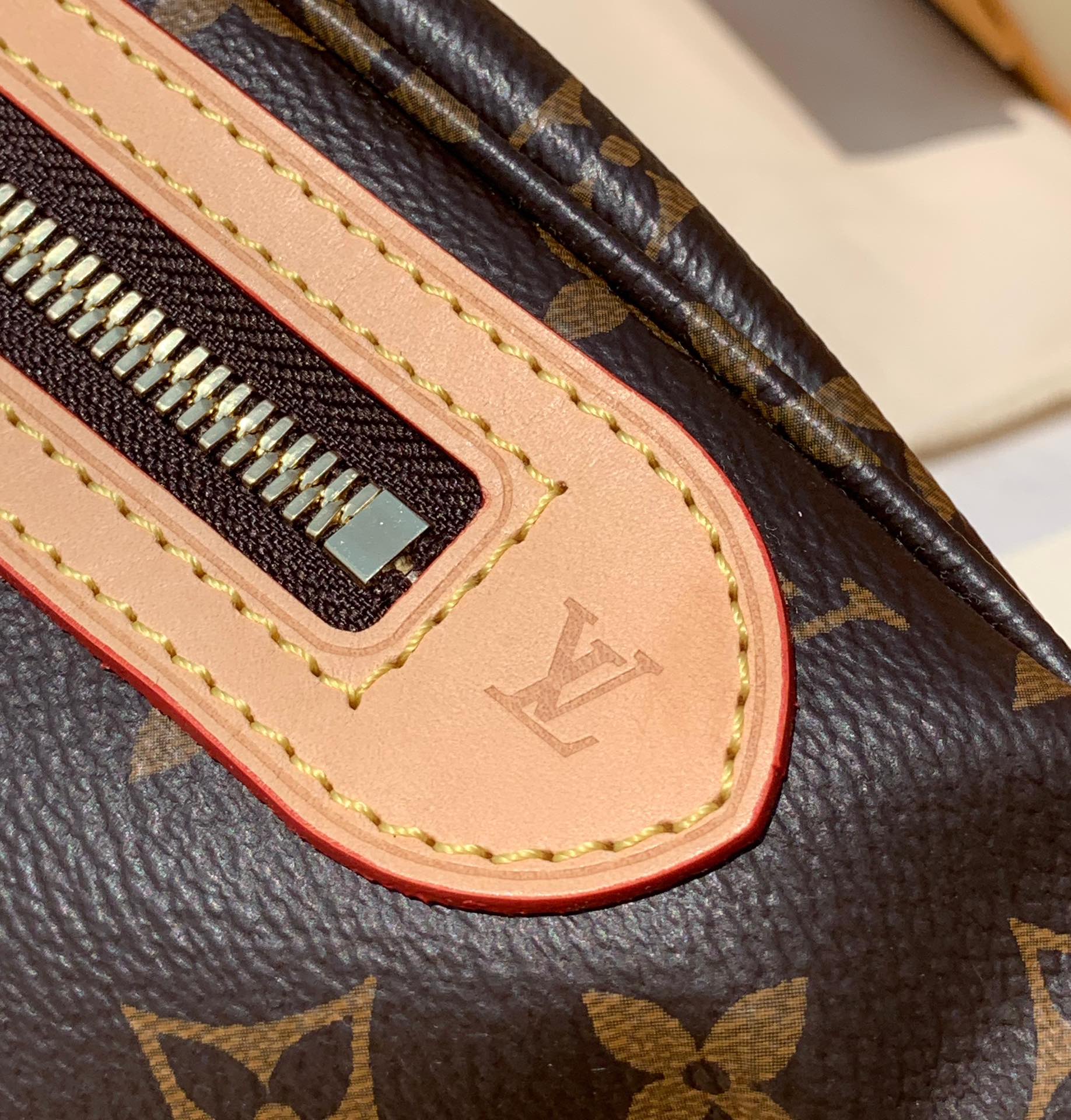 非市场普通货 进口皮料半钢五金 m46784 尺寸 38×16×8cmLV High Rise新款腰包，