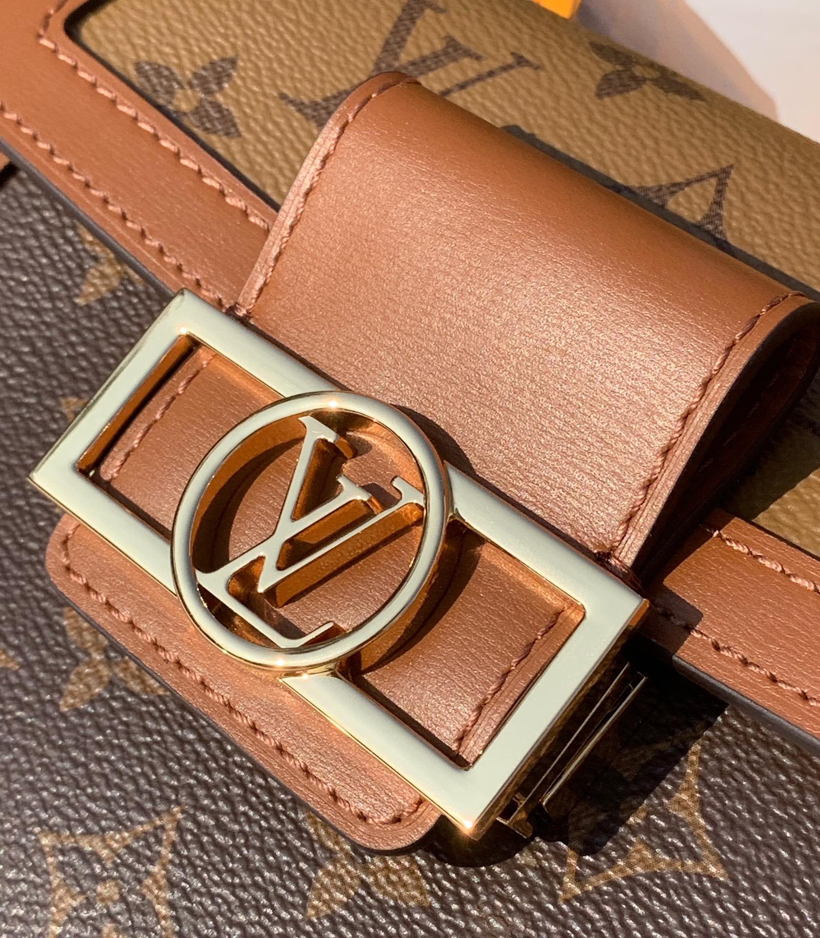 🌼 m46751尺寸：21×16.5×10cm2023年新品走秀款带手柄达芙妮邮差包，Dauphine 