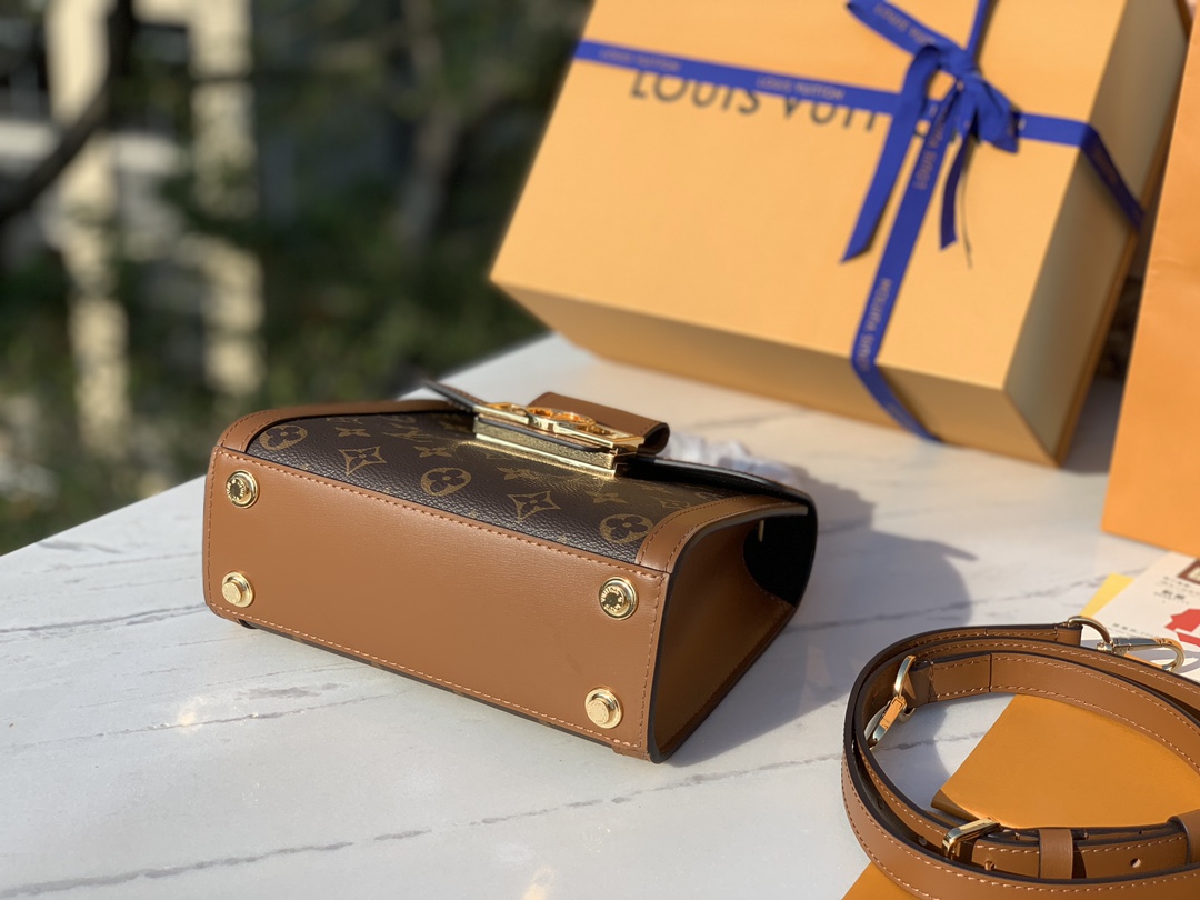 🌼 m46751尺寸：21×16.5×10cm2023年新品走秀款带手柄达芙妮邮差包，Dauphine 