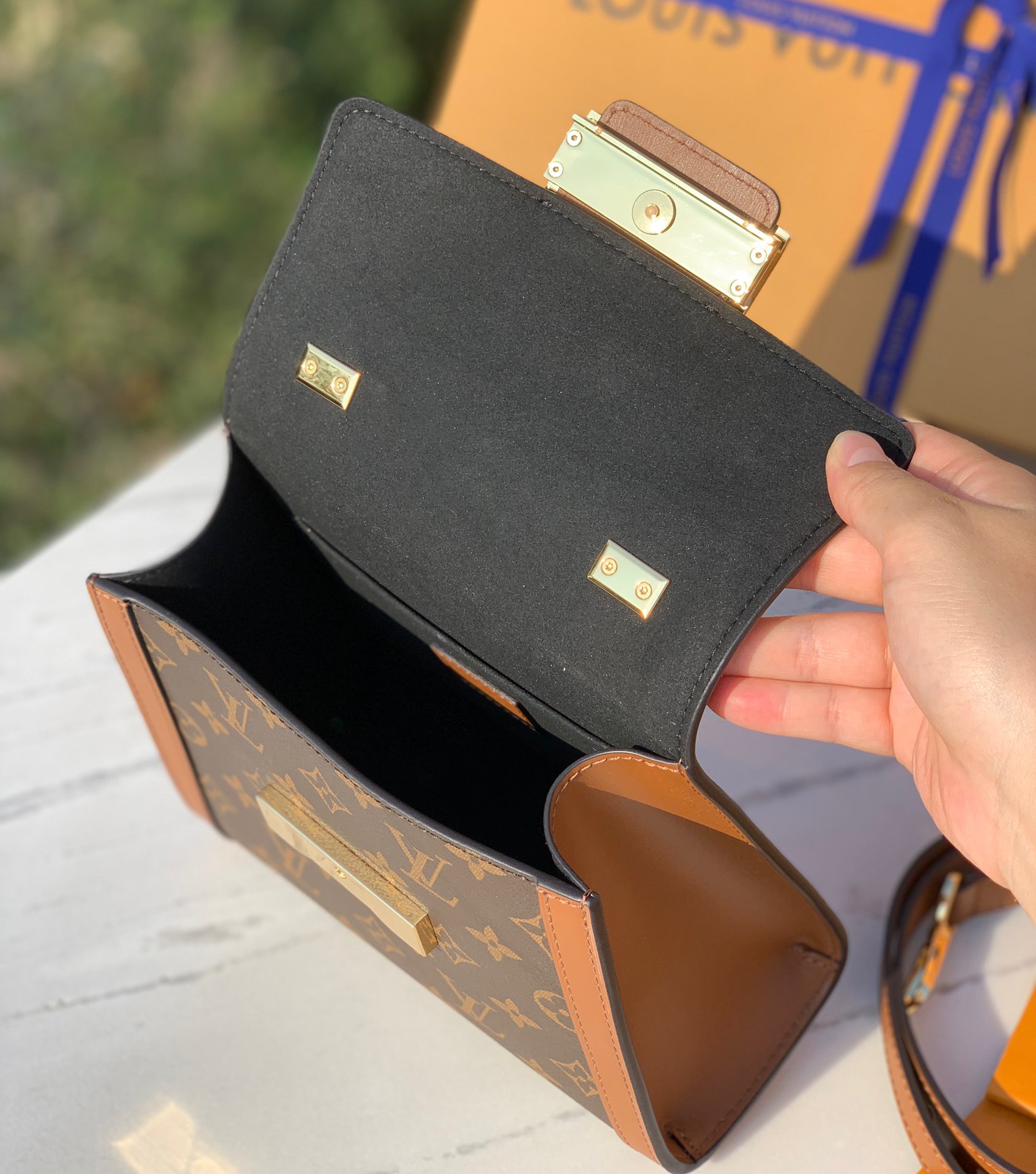 🌼 m46751尺寸：21×16.5×10cm2023年新品走秀款带手柄达芙妮邮差包，Dauphine 