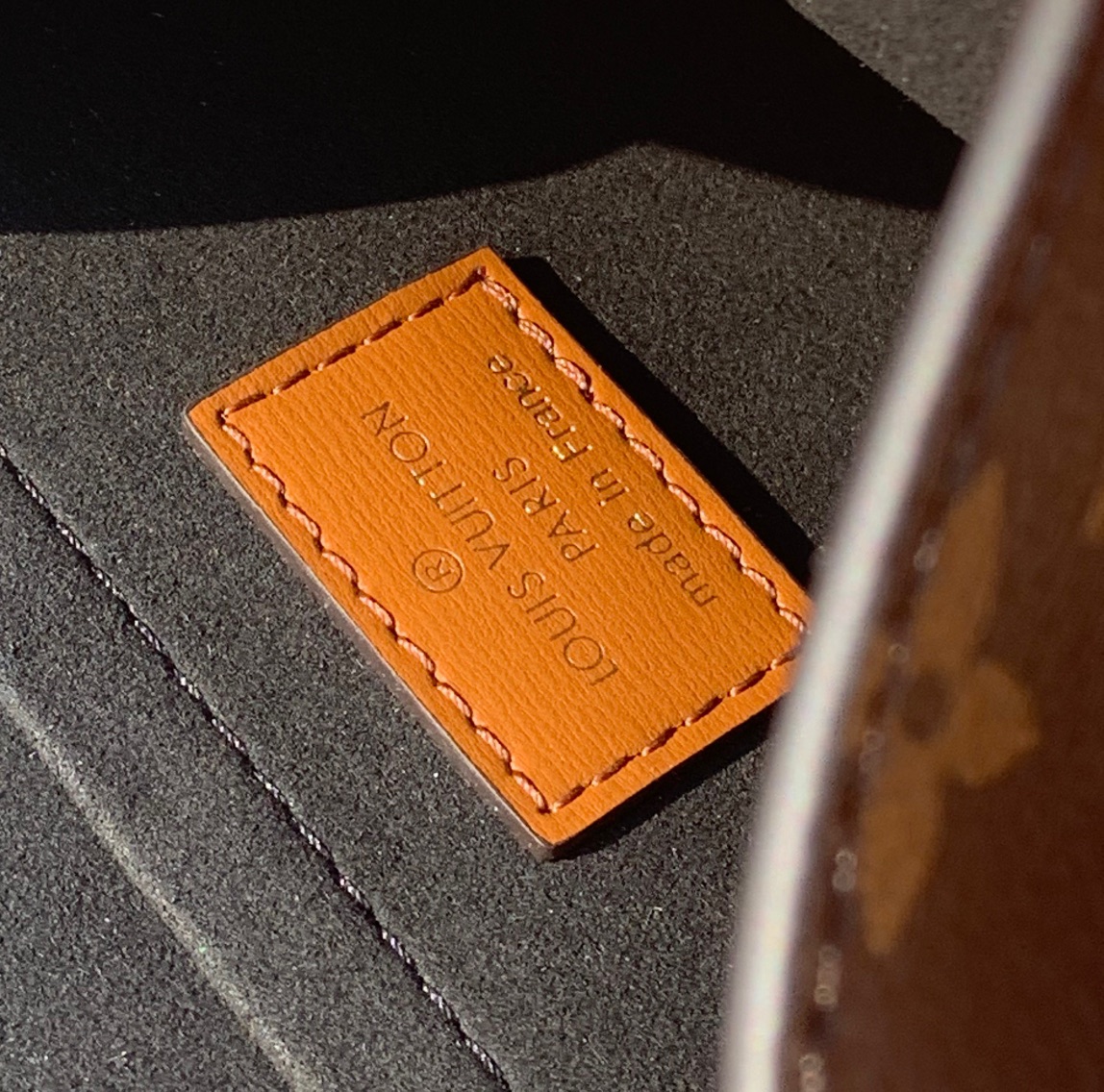 🌼 m46751尺寸：21×16.5×10cm2023年新品走秀款带手柄达芙妮邮差包，Dauphine 