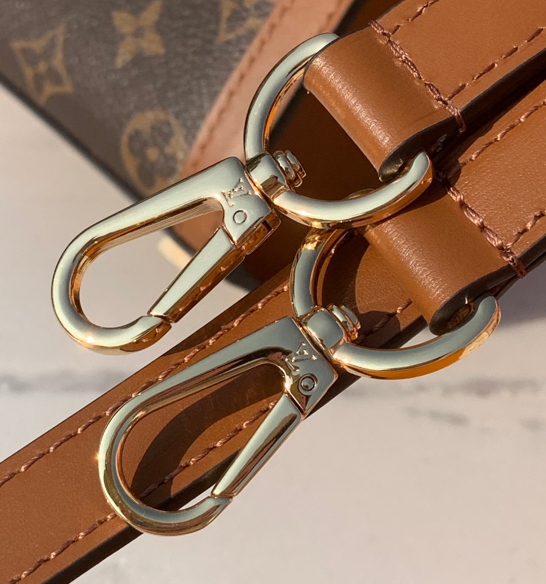 🌼 m46751尺寸：21×16.5×10cm2023年新品走秀款带手柄达芙妮邮差包，Dauphine 