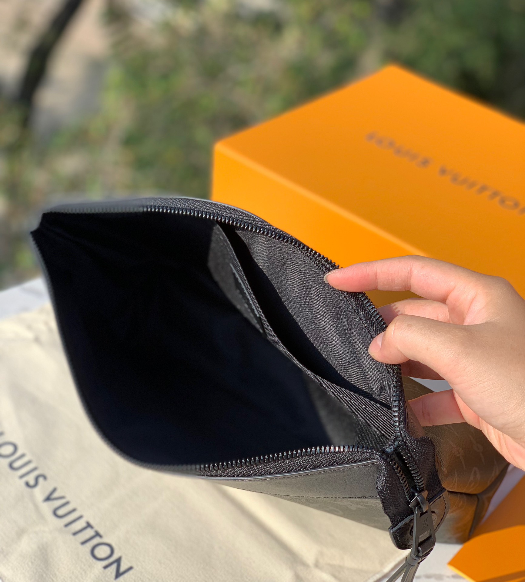 🌼 m82543尺寸：32 x 21 x 8cmLV M82543 POCHETTE VOYAGE SO