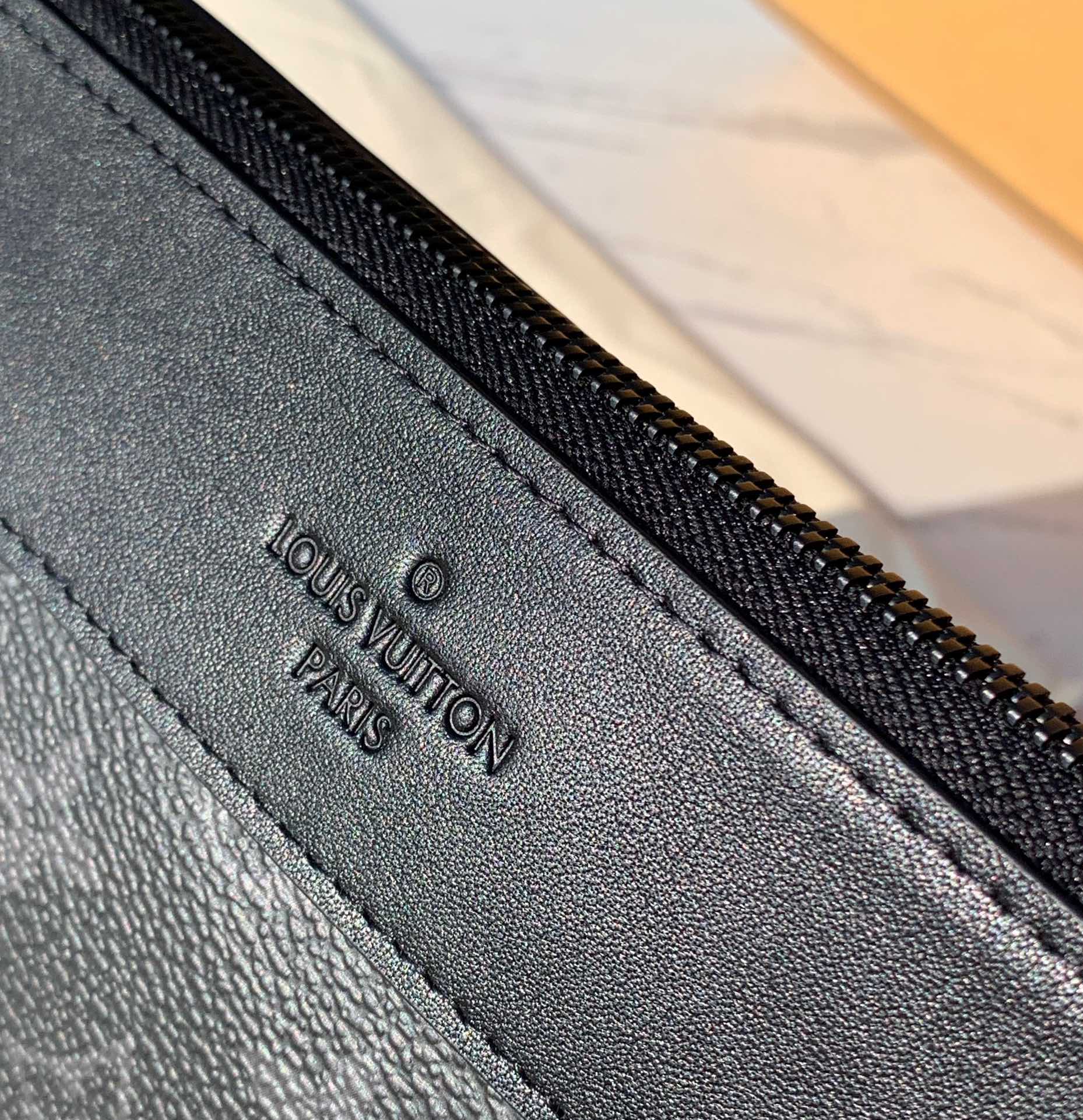 🌼 m82543尺寸：32 x 21 x 8cmLV M82543 POCHETTE VOYAGE SO