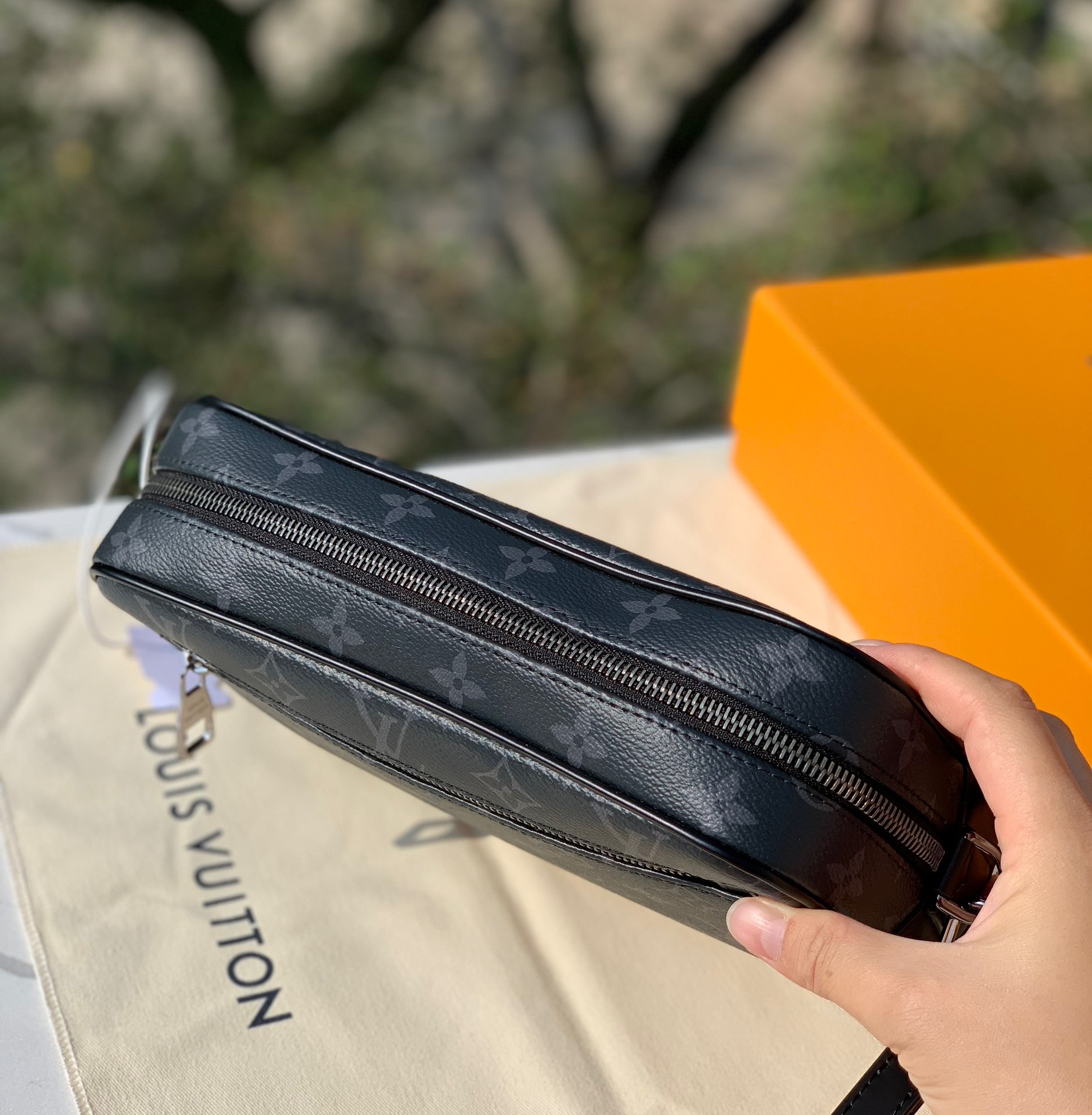 非市场普通货 进口皮料半钢五金 m42838尺寸：25×15.5×6.5cmLV M42838拉链男士手