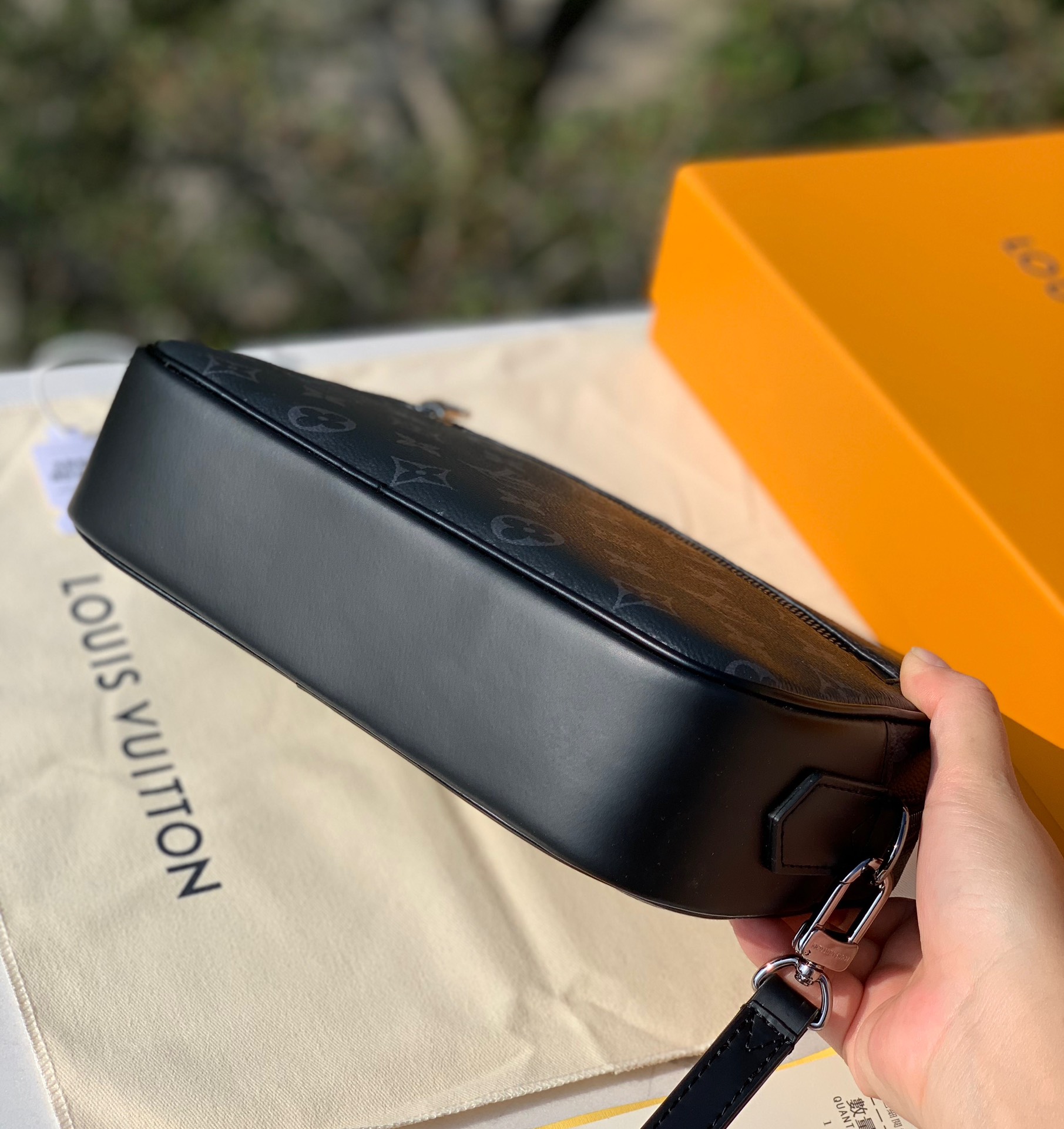 非市场普通货 进口皮料半钢五金 m42838尺寸：25×15.5×6.5cmLV M42838拉链男士手