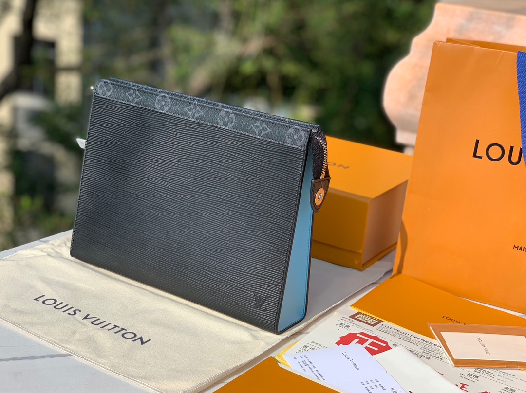 🌼 m67736尺寸：27 x 21 x 3cmLV M67736水波纹男士手拿包，两侧采用蓝色拼接色调