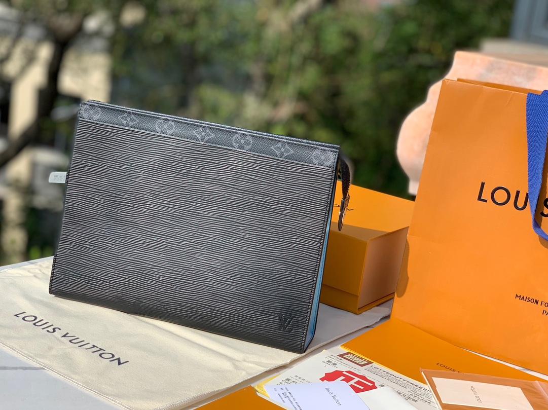 🌼 m67736尺寸：27 x 21 x 3cmLV M67736水波纹男士手拿包，两侧采用蓝色拼接色调