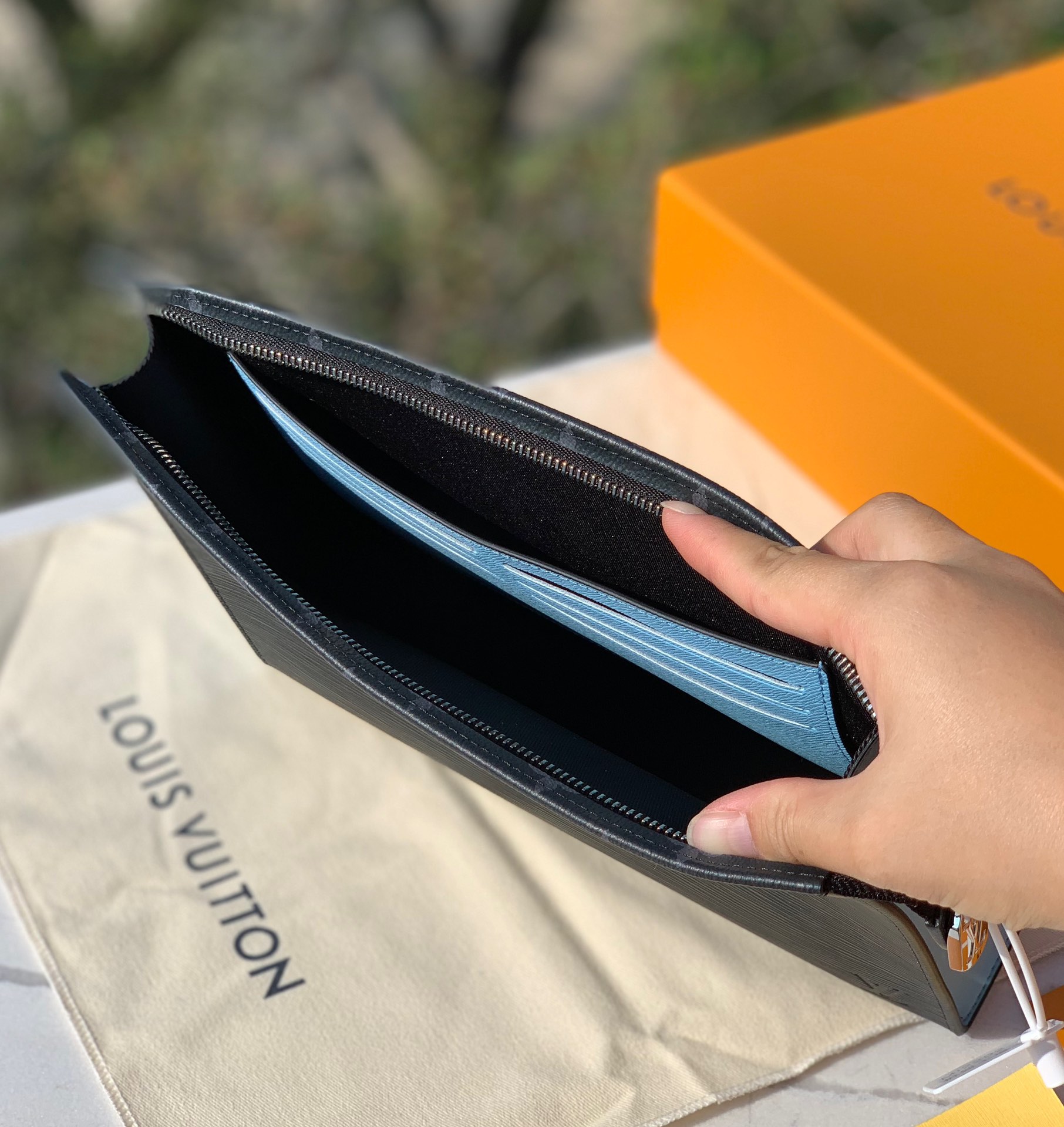 🌼 m67736尺寸：27 x 21 x 3cmLV M67736水波纹男士手拿包，两侧采用蓝色拼接色调