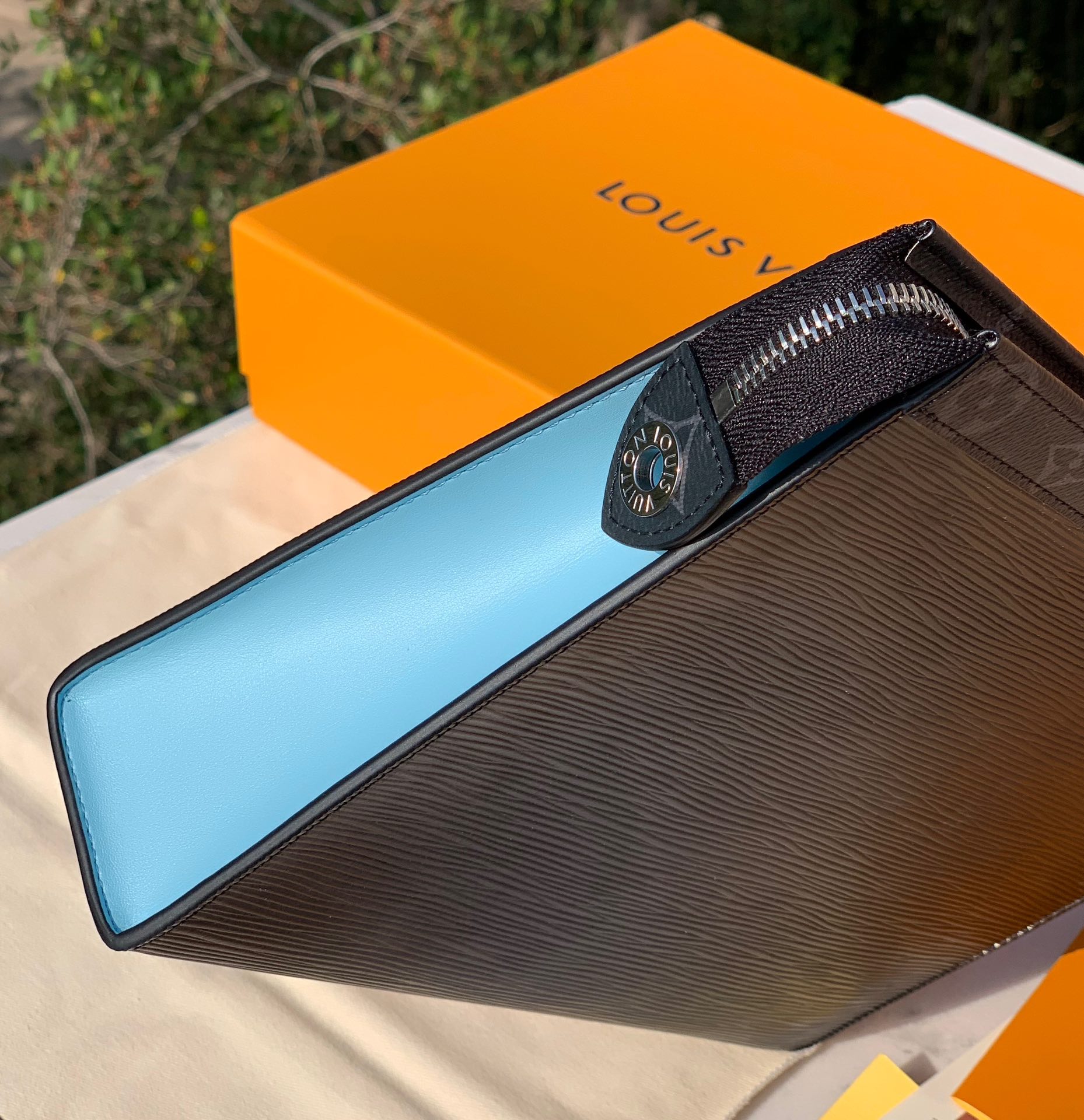 🌼 m67736尺寸：27 x 21 x 3cmLV M67736水波纹男士手拿包，两侧采用蓝色拼接色调