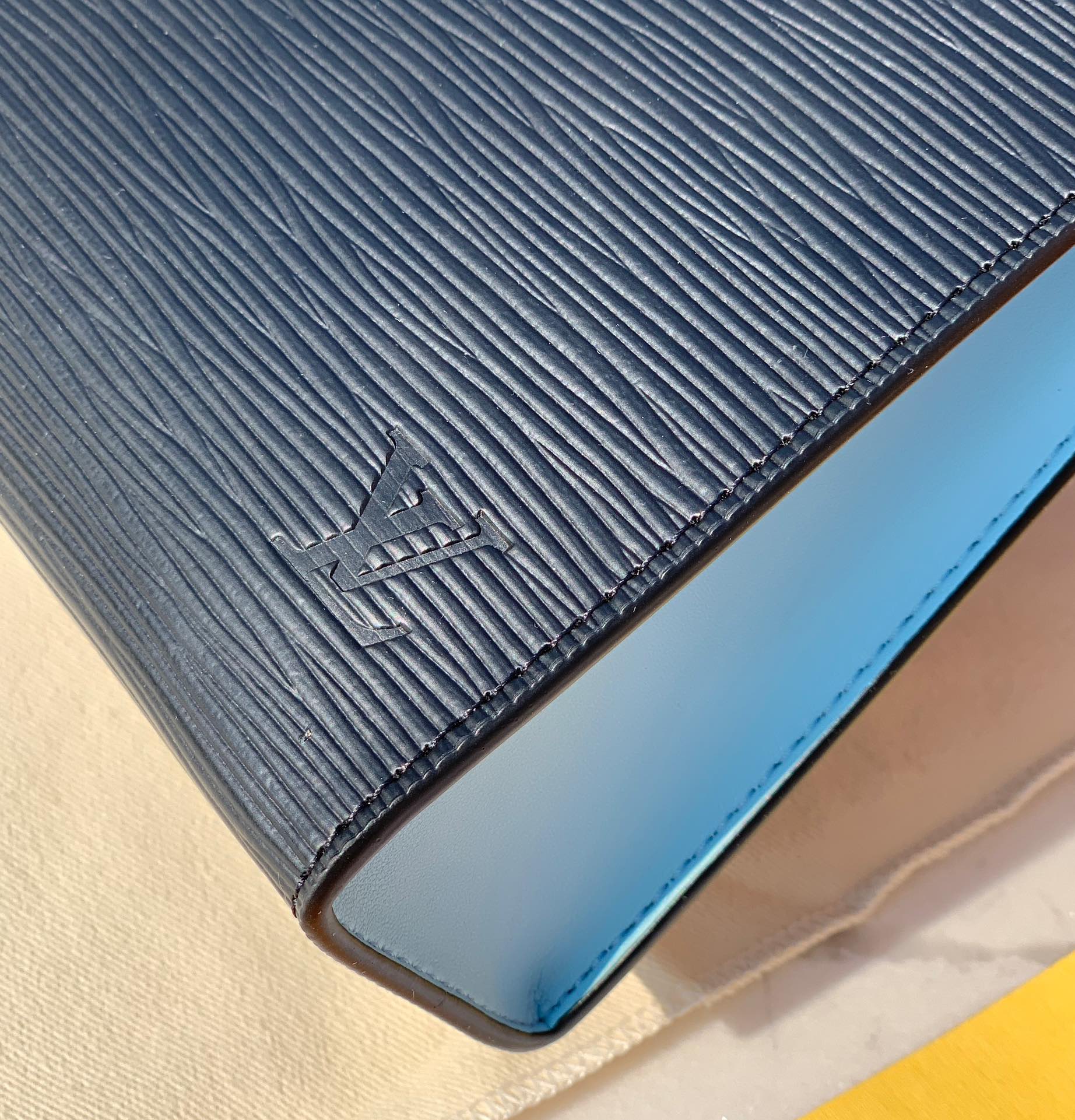 🌼 m67736尺寸：27 x 21 x 3cmLV M67736水波纹男士手拿包，两侧采用蓝色拼接色调