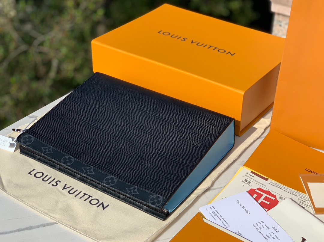 🌼 m67736尺寸：27 x 21 x 3cmLV M67736水波纹男士手拿包，两侧采用蓝色拼接色调