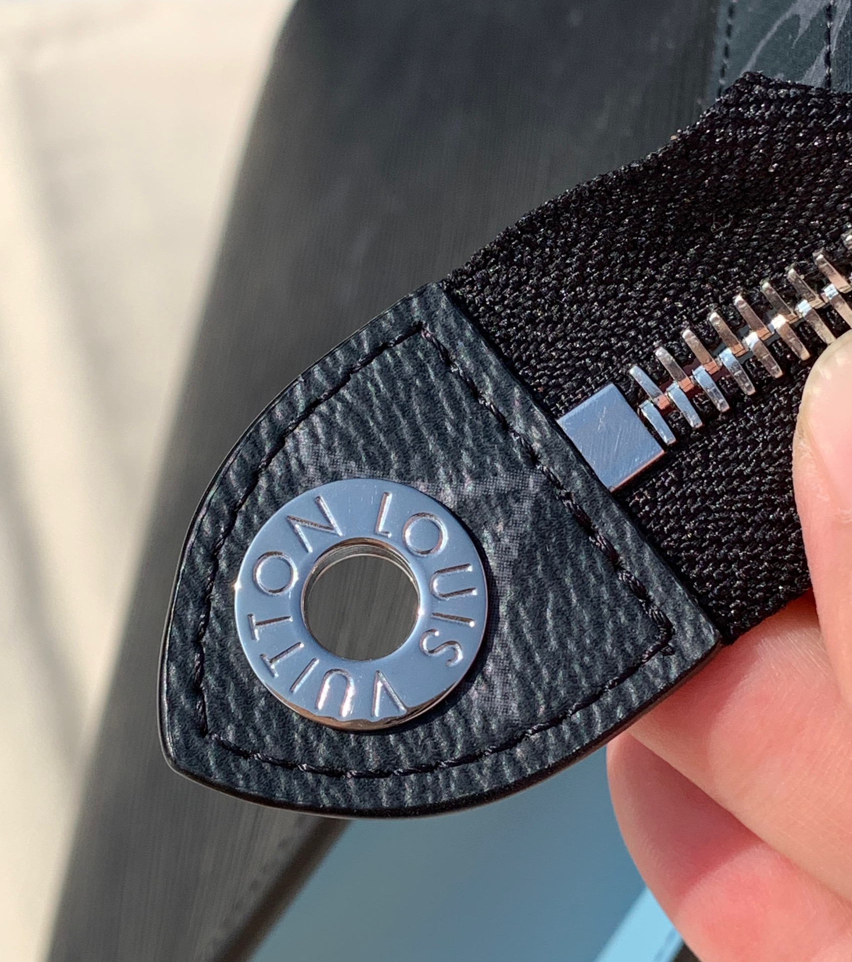 🌼 m67736尺寸：27 x 21 x 3cmLV M67736水波纹男士手拿包，两侧采用蓝色拼接色调