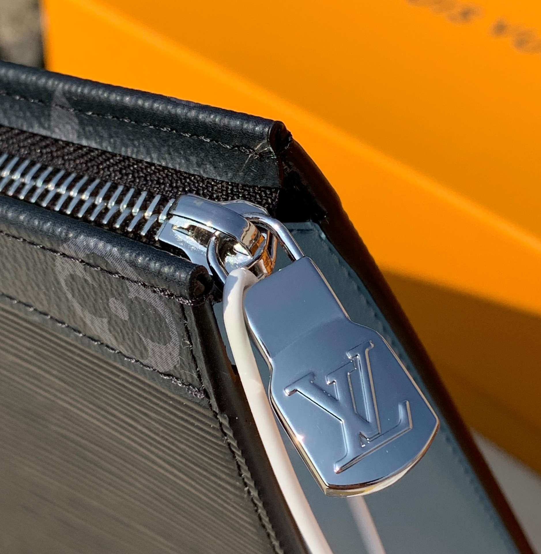 🌼 m67736尺寸：27 x 21 x 3cmLV M67736水波纹男士手拿包，两侧采用蓝色拼接色调