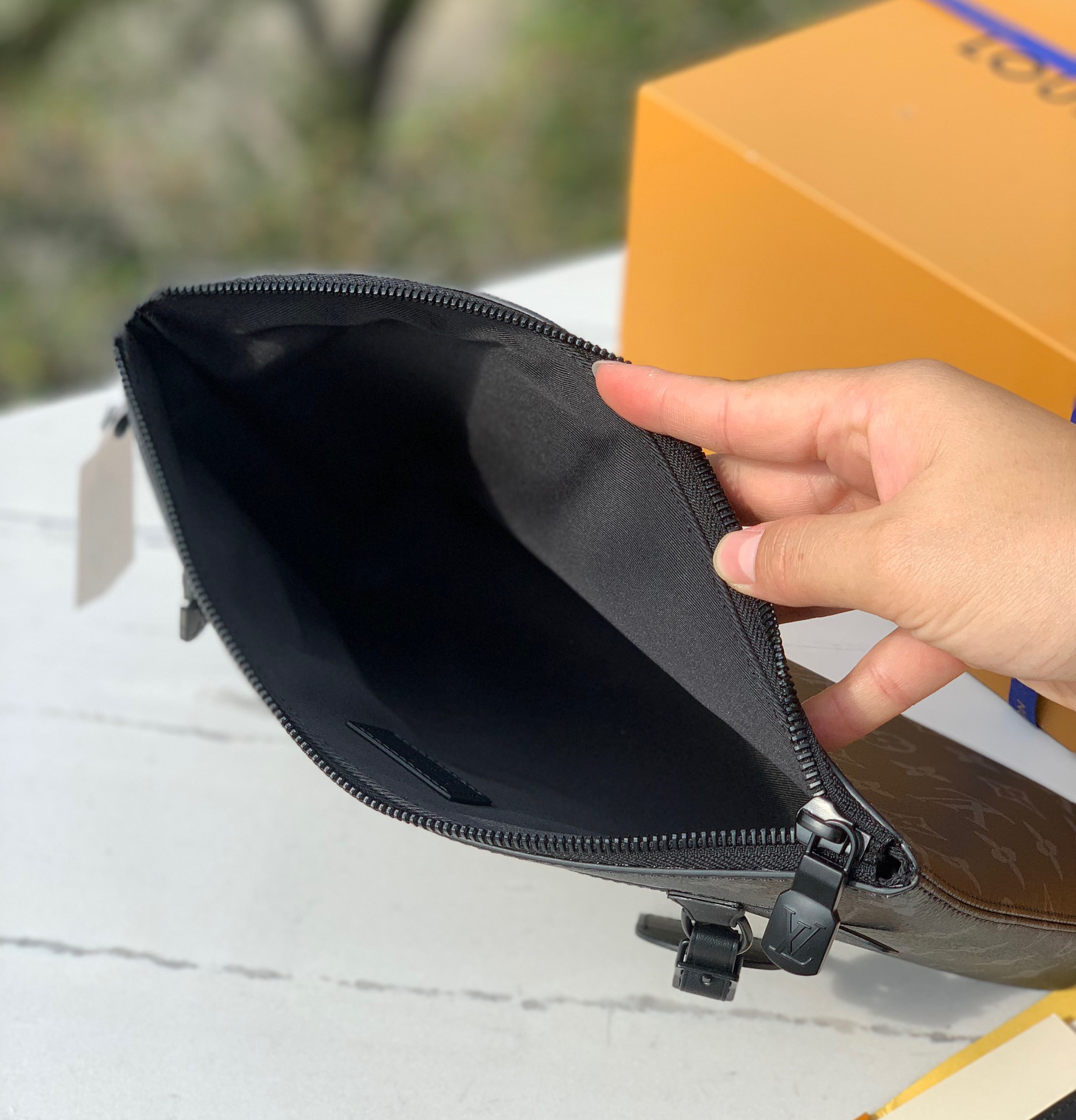 🌼 m40504尺寸:30× 22×5cm贸易公司渠道，LV Aerogram 手拿包，手包超强实用设计