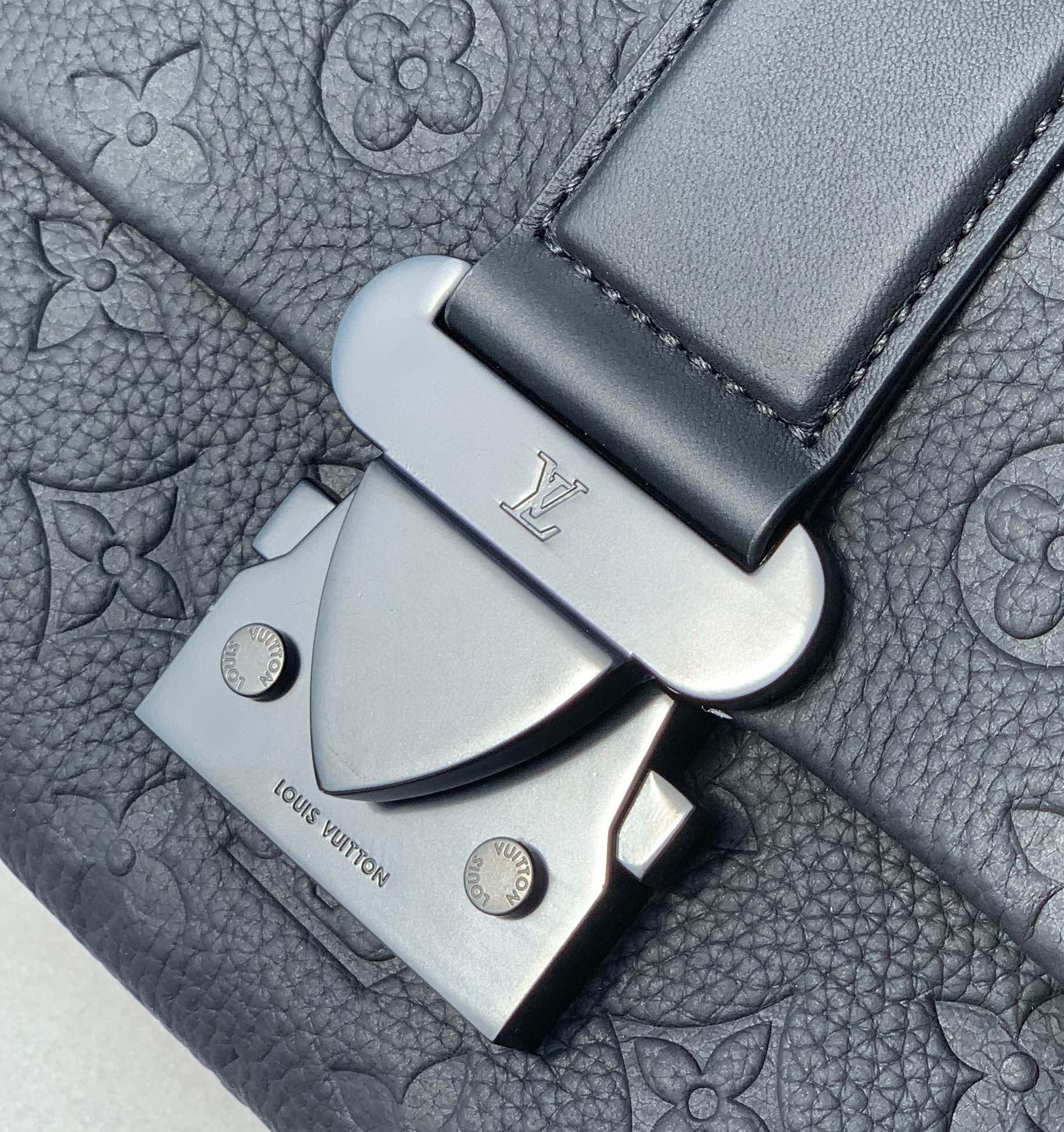 🌼 m23741尺寸：28x16x10cmLV新款S-CAPE M23741男士邮差包，海外渠道出货，这