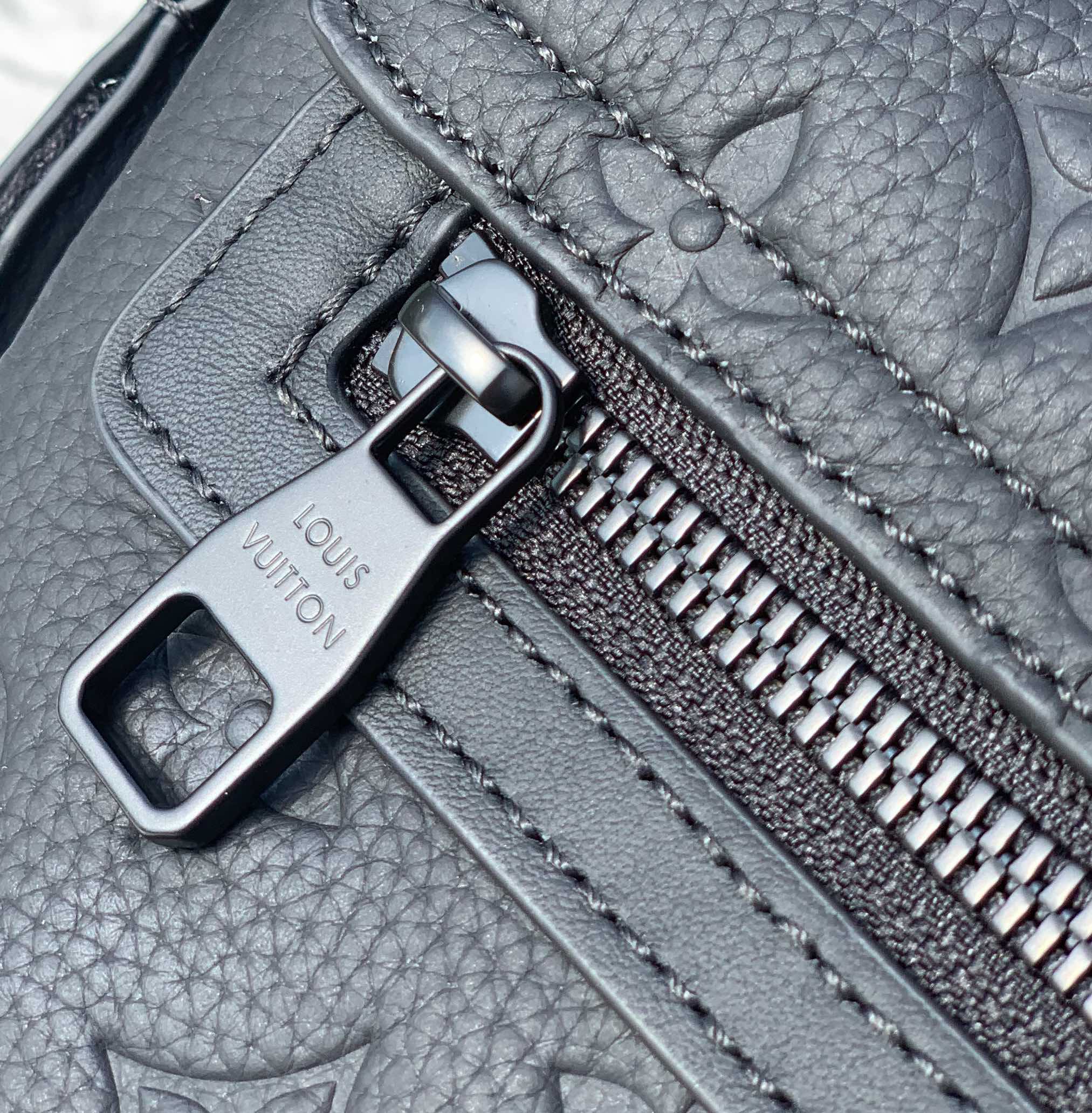 🌼 m23741尺寸：28x16x10cmLV新款S-CAPE M23741男士邮差包，海外渠道出货，这