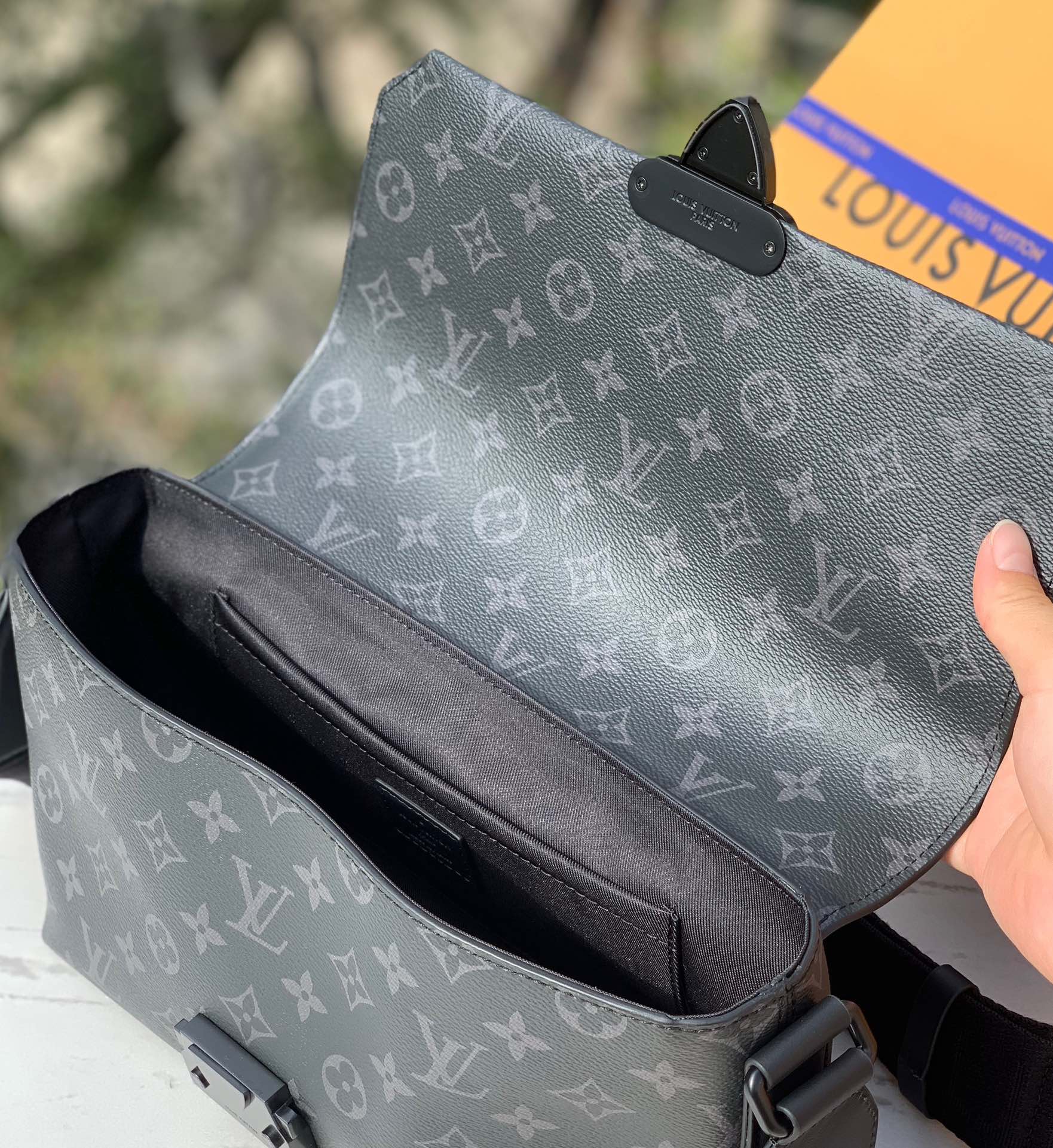 🌼 m46794尺寸：28x16x10cmLV新款S-CAPE M46794男士邮差包，海外渠道出货，经