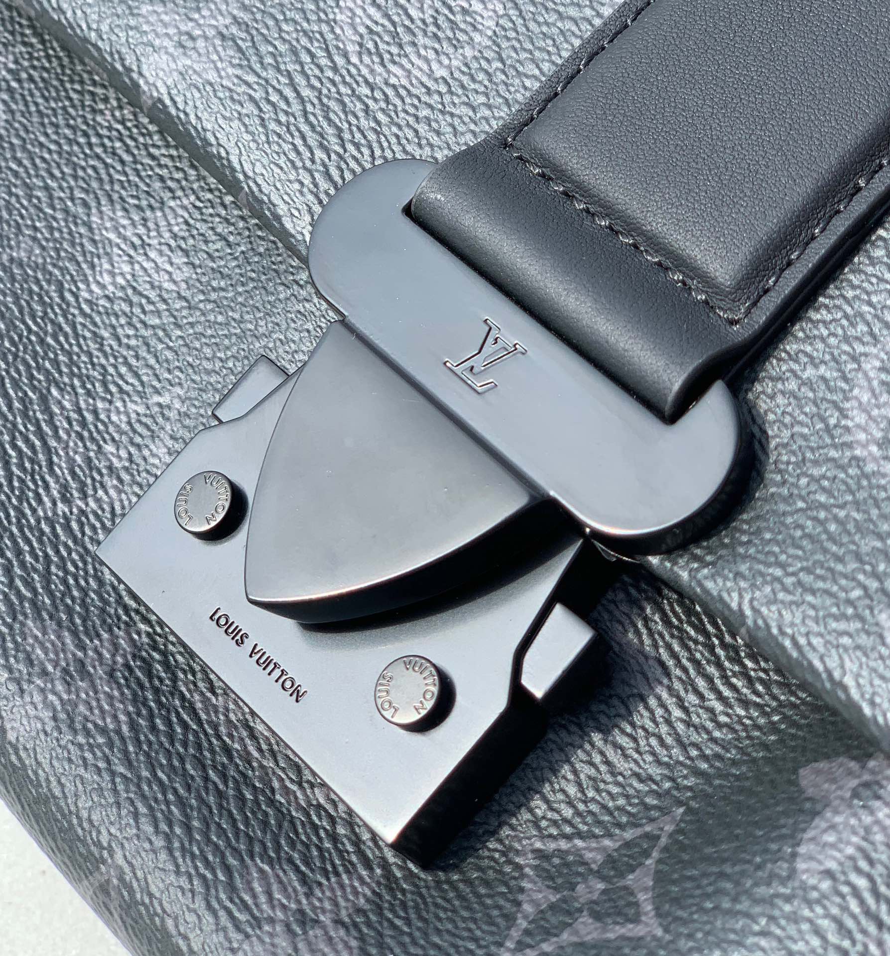 🌼 m46794尺寸：28x16x10cmLV新款S-CAPE M46794男士邮差包，海外渠道出货，经