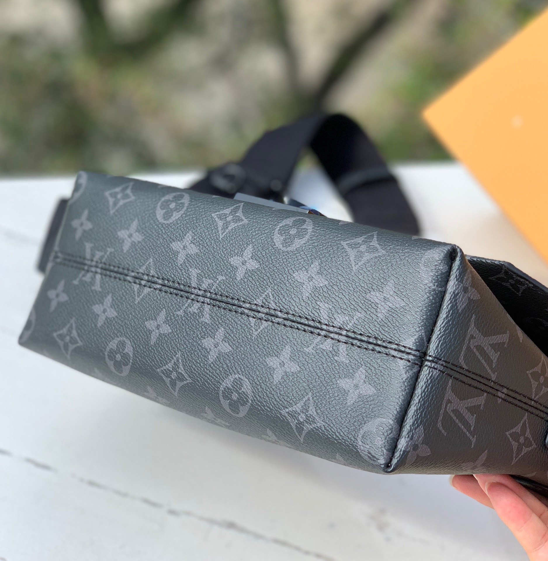 🌼 m46794尺寸：28x16x10cmLV新款S-CAPE M46794男士邮差包，海外渠道出货，经