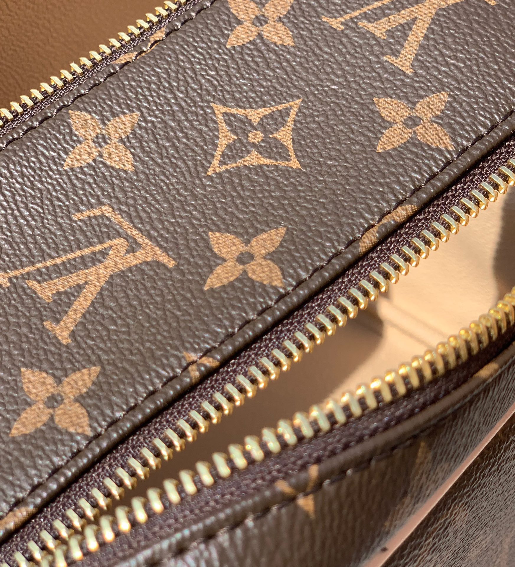 非市场普通货 进口皮料半钢五金 m44494尺寸 28x16x13cmLV Dopp lit经典老花洗漱