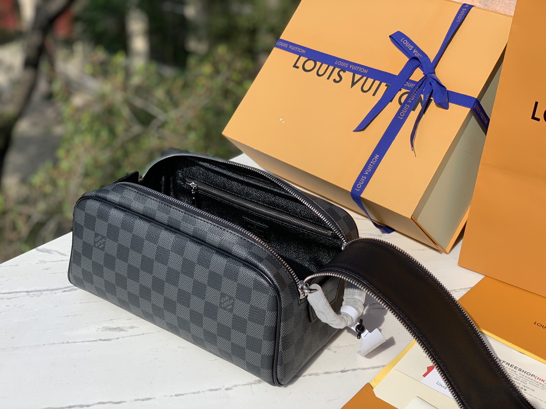 非市场普通货 对版皮料半钢五金 m40127尺寸 28x16x13cmLV 经典黑格纹洗漱包，这款是出了