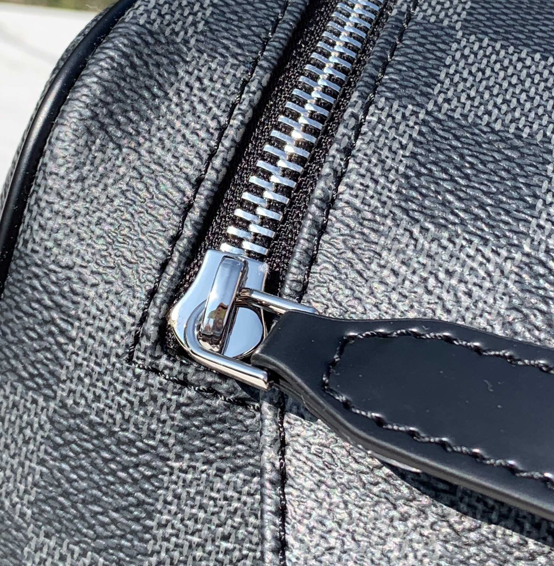 非市场普通货 对版皮料半钢五金 m40127尺寸 28x16x13cmLV 经典黑格纹洗漱包，这款是出了