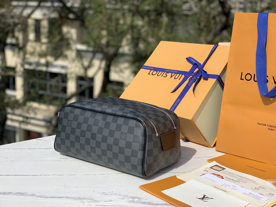 非市场普通货 对版皮料半钢五金 m40127尺寸 28x16x13cmLV 经典黑格纹洗漱包，这款是出了