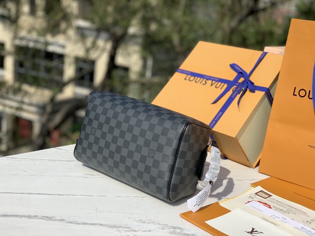 非市场普通货 对版皮料半钢五金 m40127尺寸 28x16x13cmLV 经典黑格纹洗漱包，这款是出了