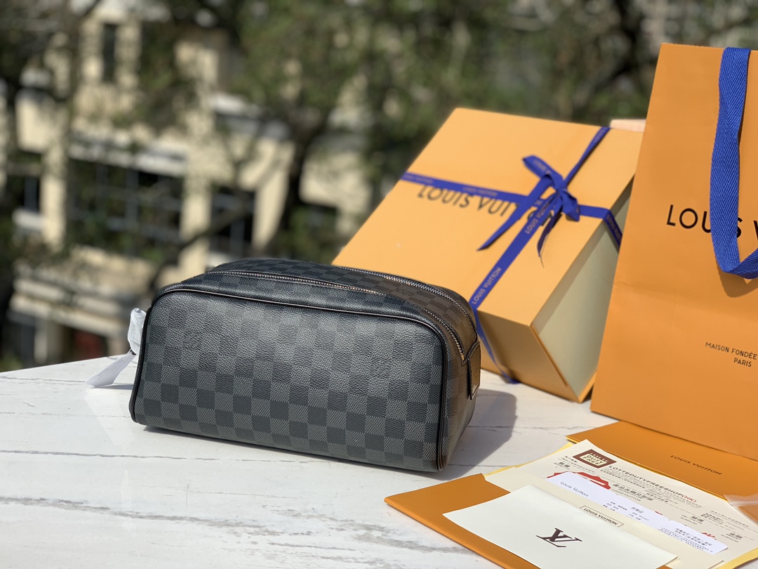 非市场普通货 对版皮料半钢五金 m40127尺寸 28x16x13cmLV 经典黑格纹洗漱包，这款是出了