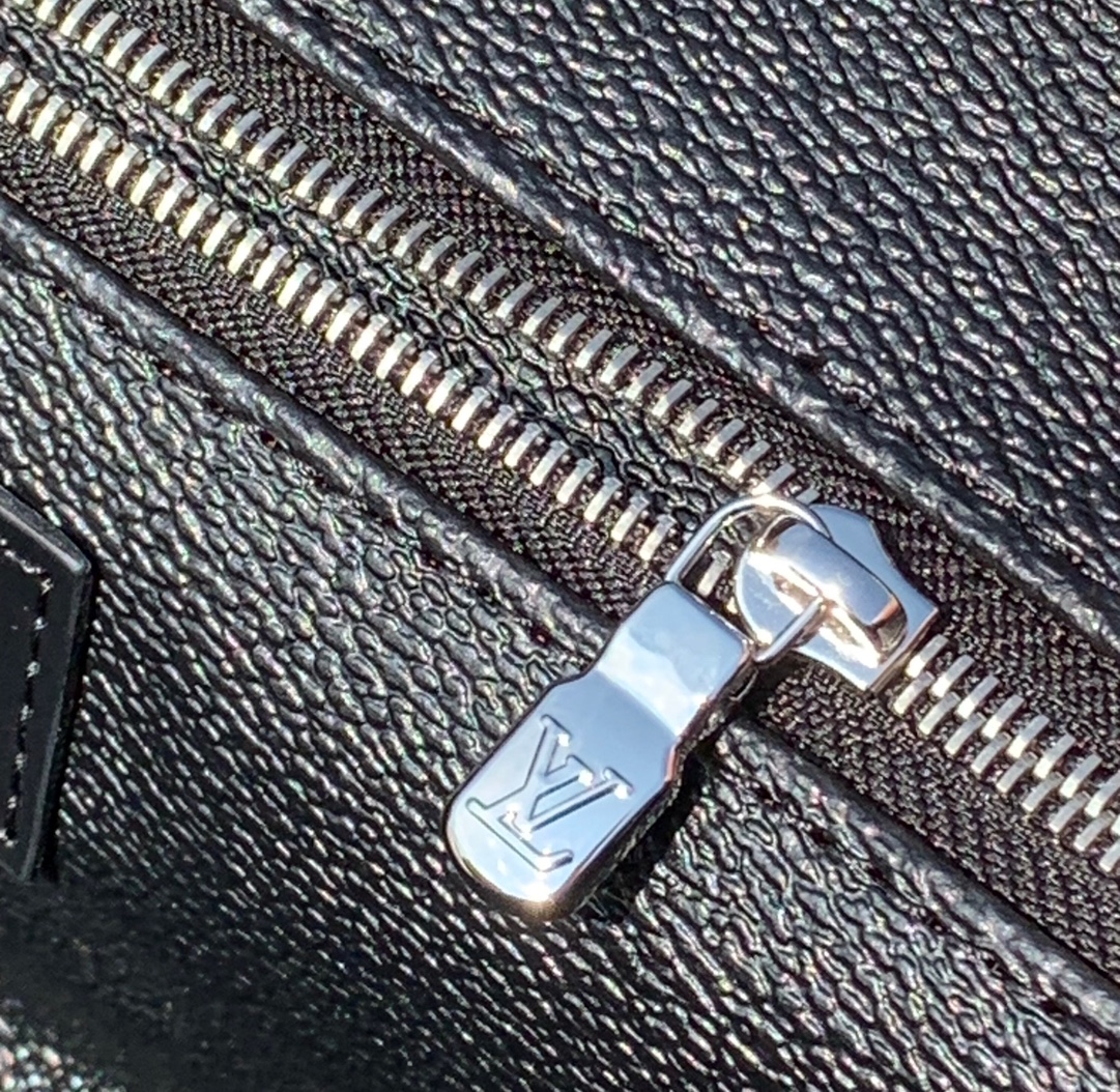 非市场普通货 对版皮料半钢五金 m40127尺寸 28x16x13cmLV 经典黑格纹洗漱包，这款是出了