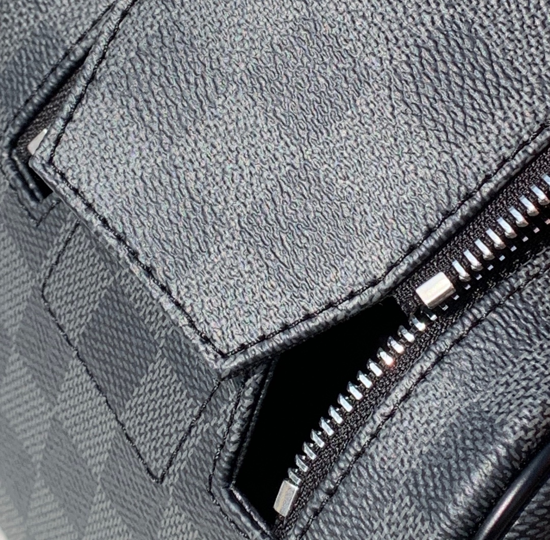 非市场普通货 对版皮料半钢五金 m40127尺寸 28x16x13cmLV 经典黑格纹洗漱包，这款是出了