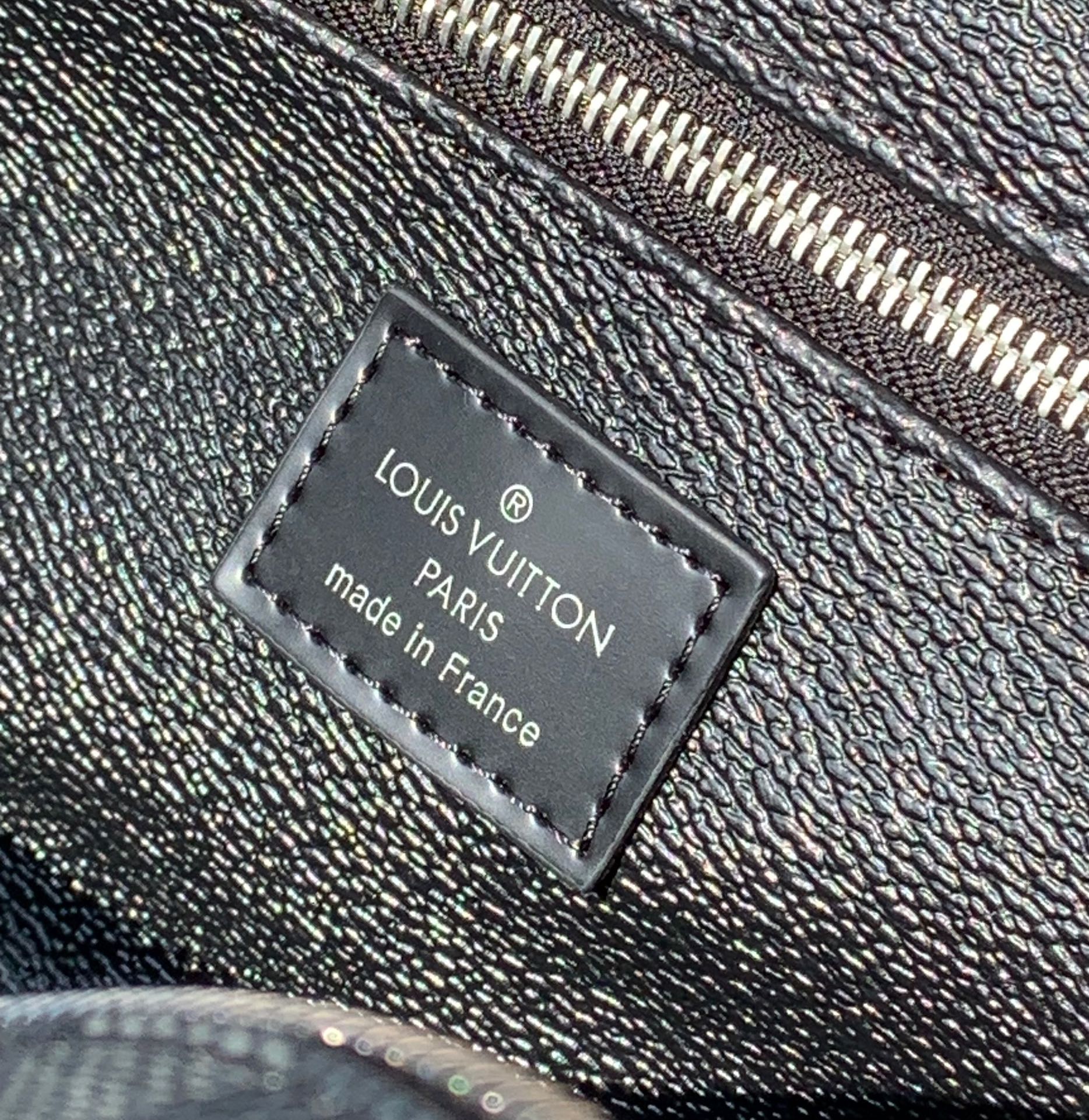 非市场普通货 对版皮料半钢五金 m40127尺寸 28x16x13cmLV 经典黑格纹洗漱包，这款是出了