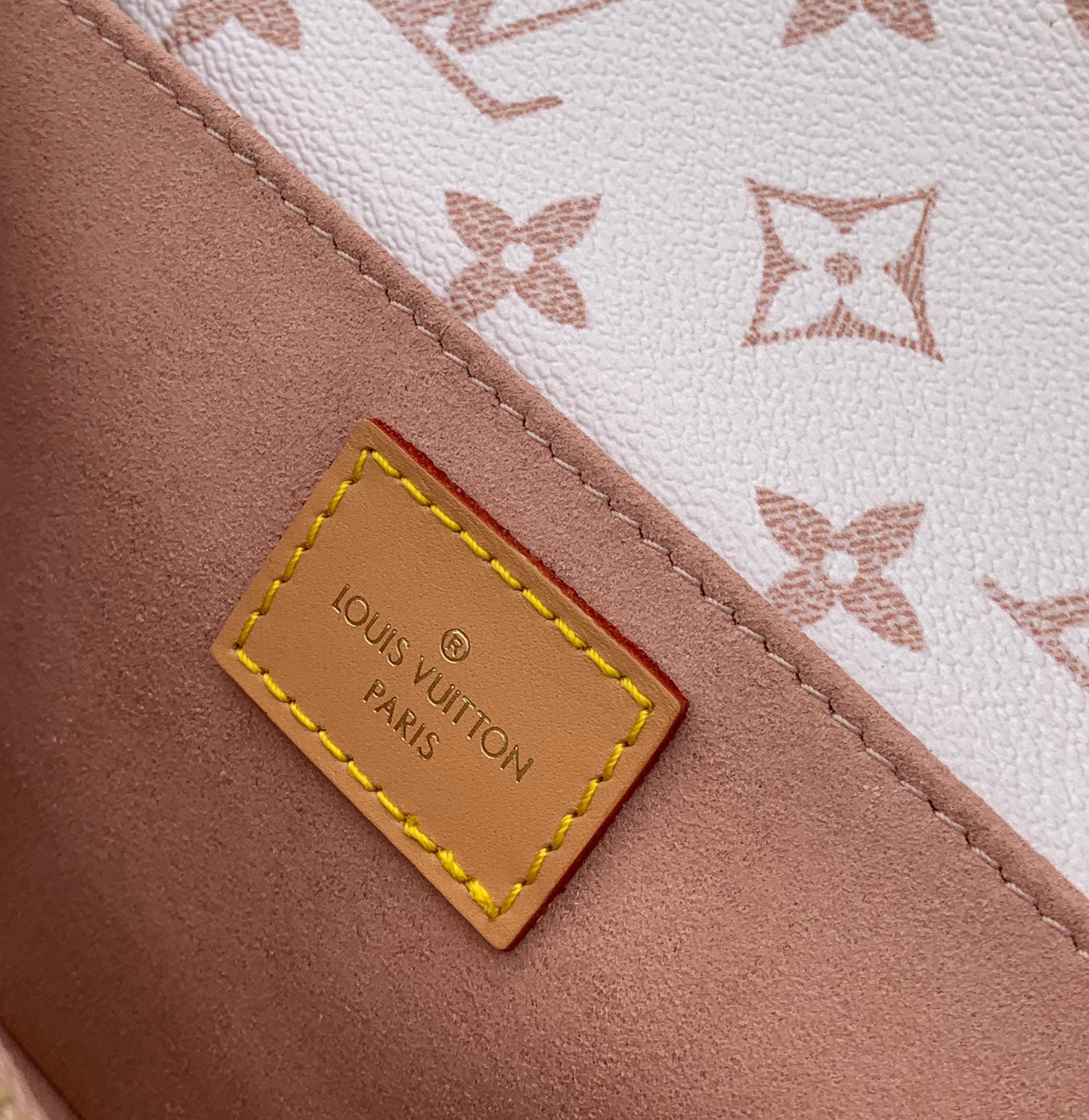 🌼 m46914尺寸21.5x6x13.5cm海外渠道订单！LV 24年限定沙丘系列白花邮差包，火爆🔥来