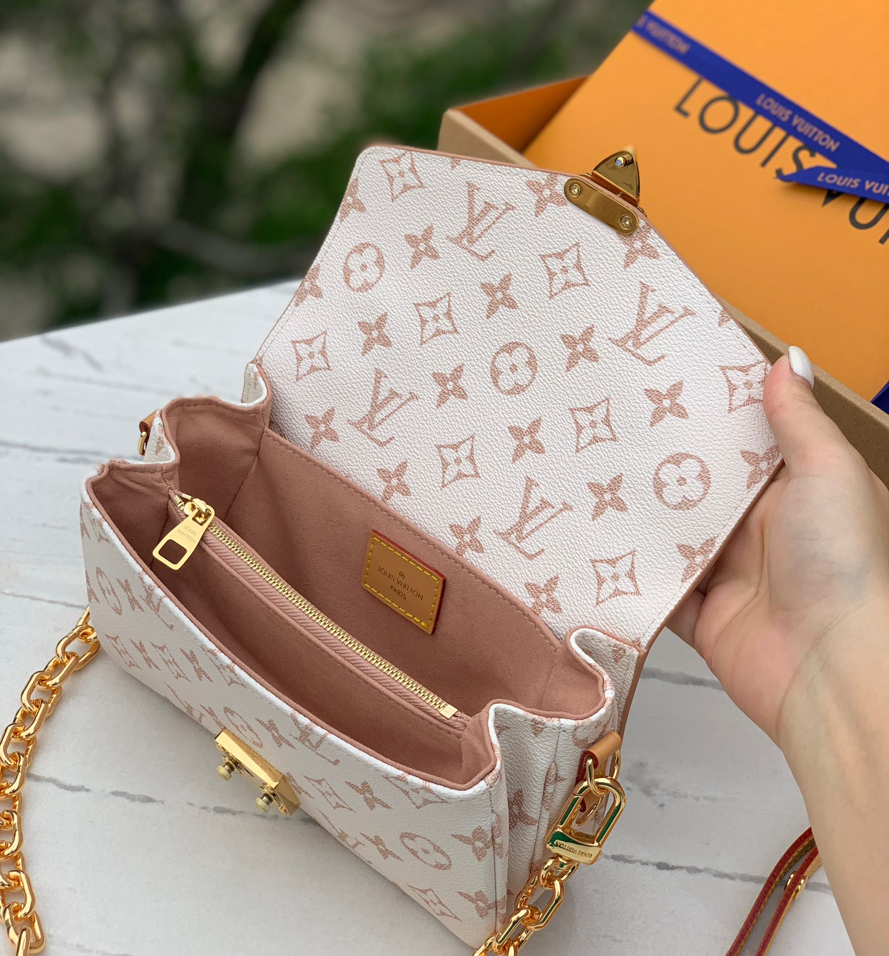 🌼 m46914尺寸21.5x6x13.5cm海外渠道订单！LV 24年限定沙丘系列白花邮差包，火爆🔥来