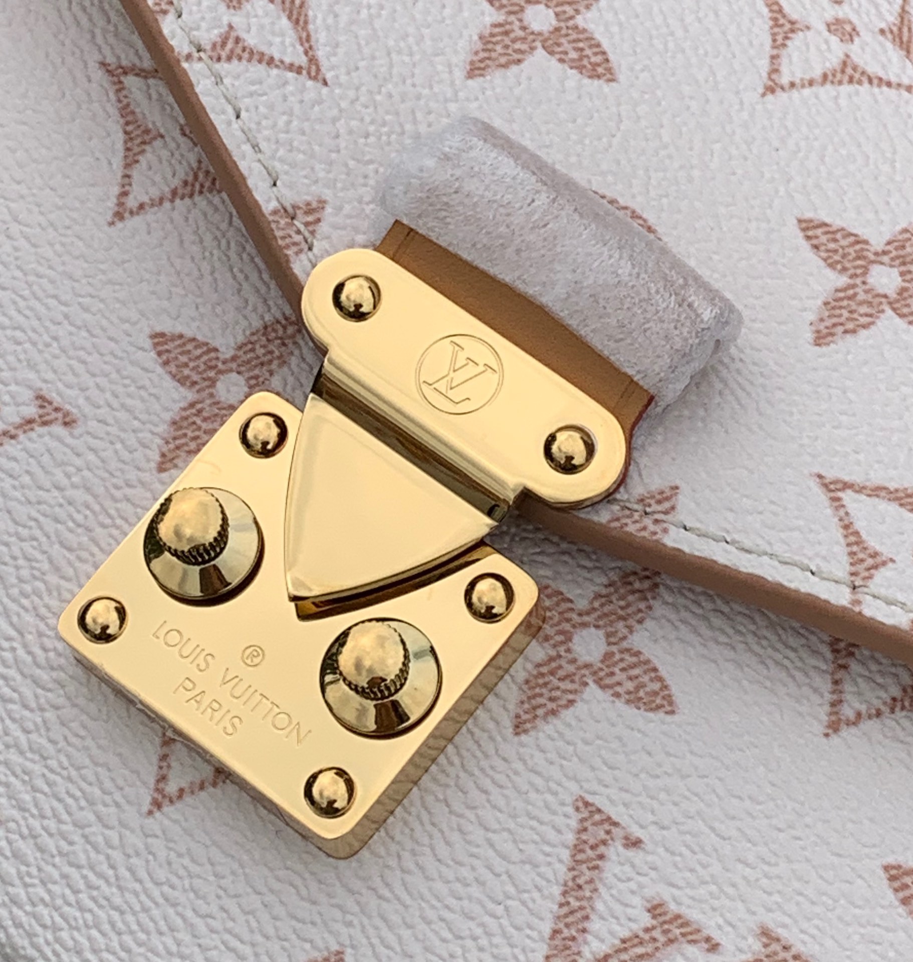 🌼 m46914尺寸21.5x6x13.5cm海外渠道订单！LV 24年限定沙丘系列白花邮差包，火爆🔥来