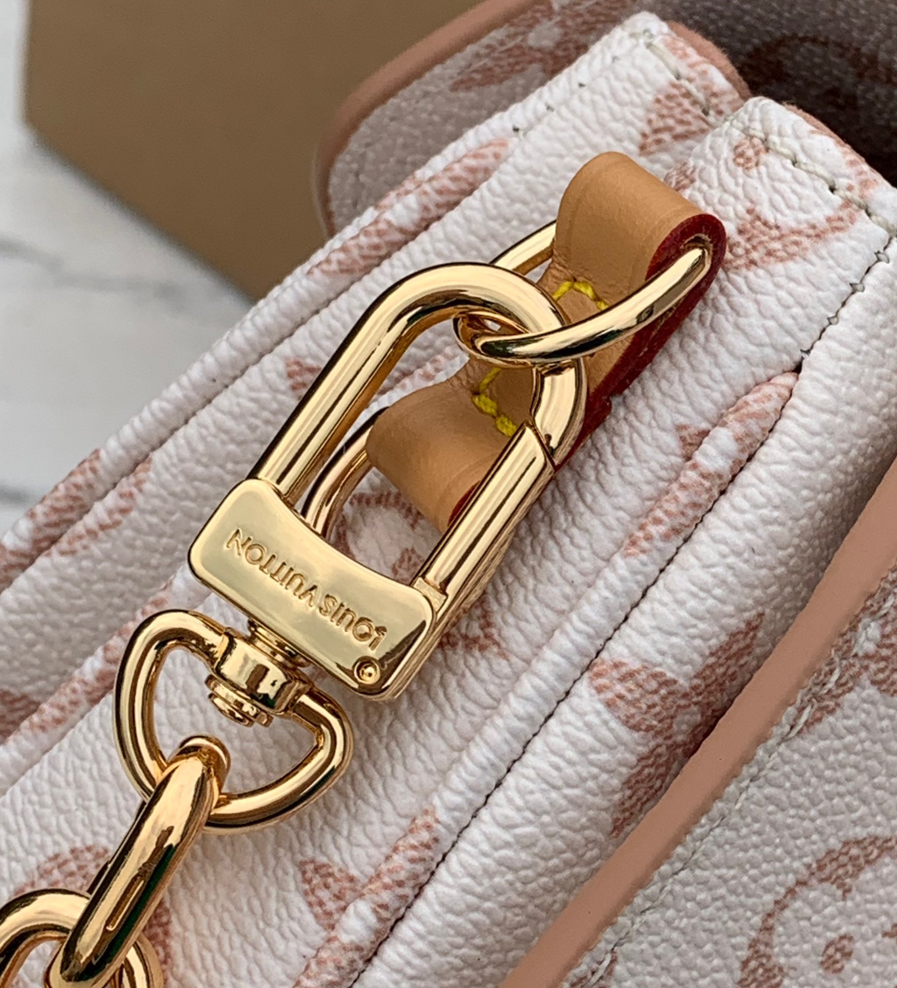 🌼 m46914尺寸21.5x6x13.5cm海外渠道订单！LV 24年限定沙丘系列白花邮差包，火爆🔥来