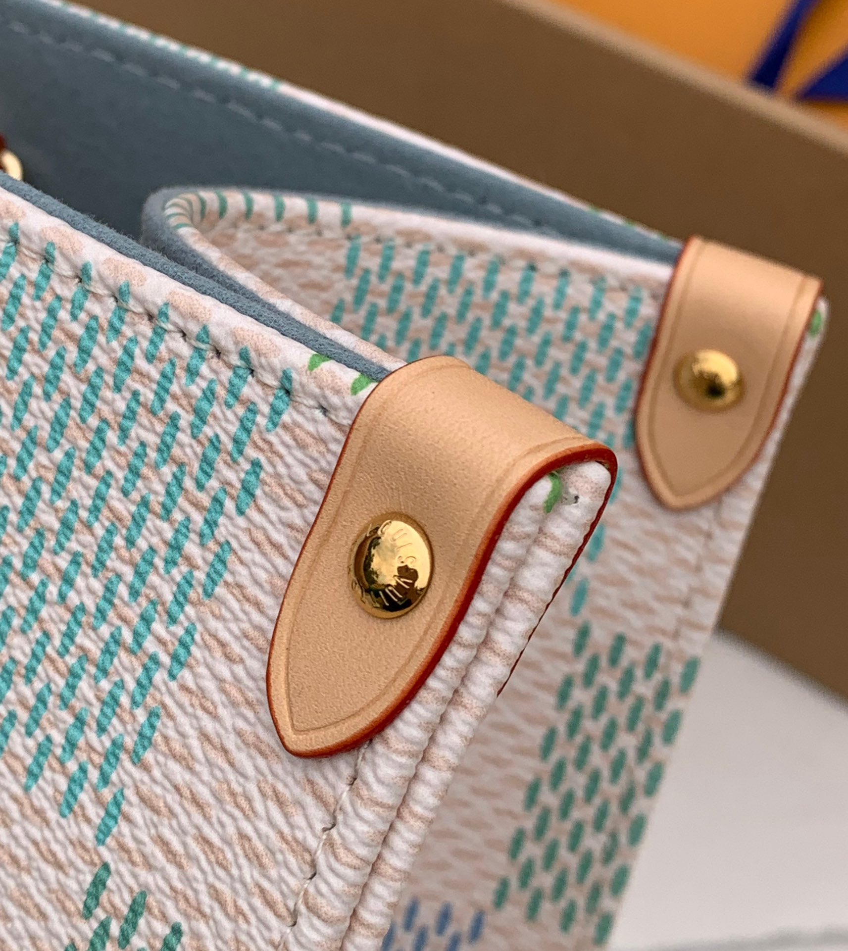 🌼 m40518尺寸：35 x 27 x 14 cm海外渠道订单！LV早春限定色 M40518 Onth