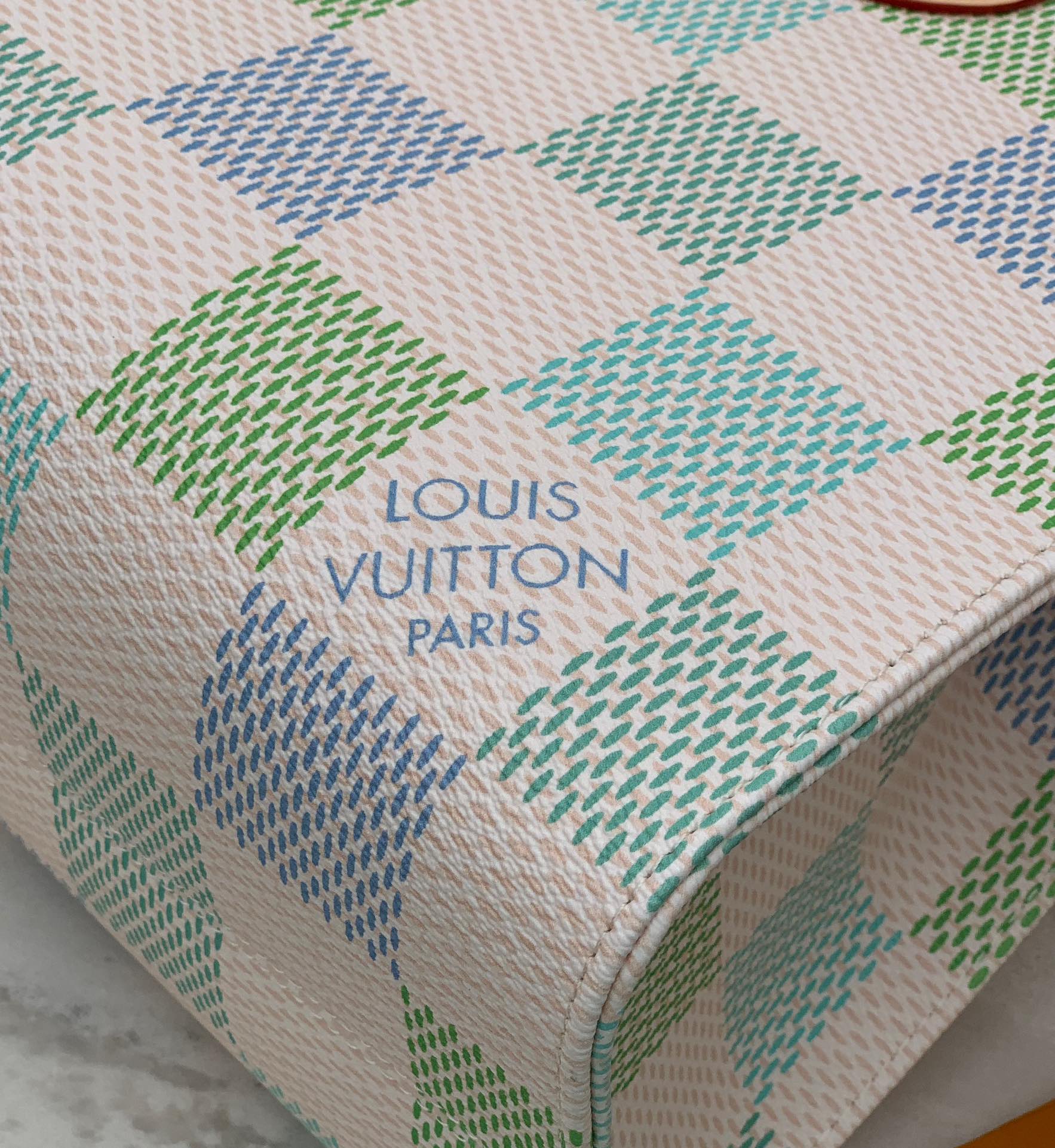 🌼 m40518尺寸：35 x 27 x 14 cm海外渠道订单！LV早春限定色 M40518 Onth