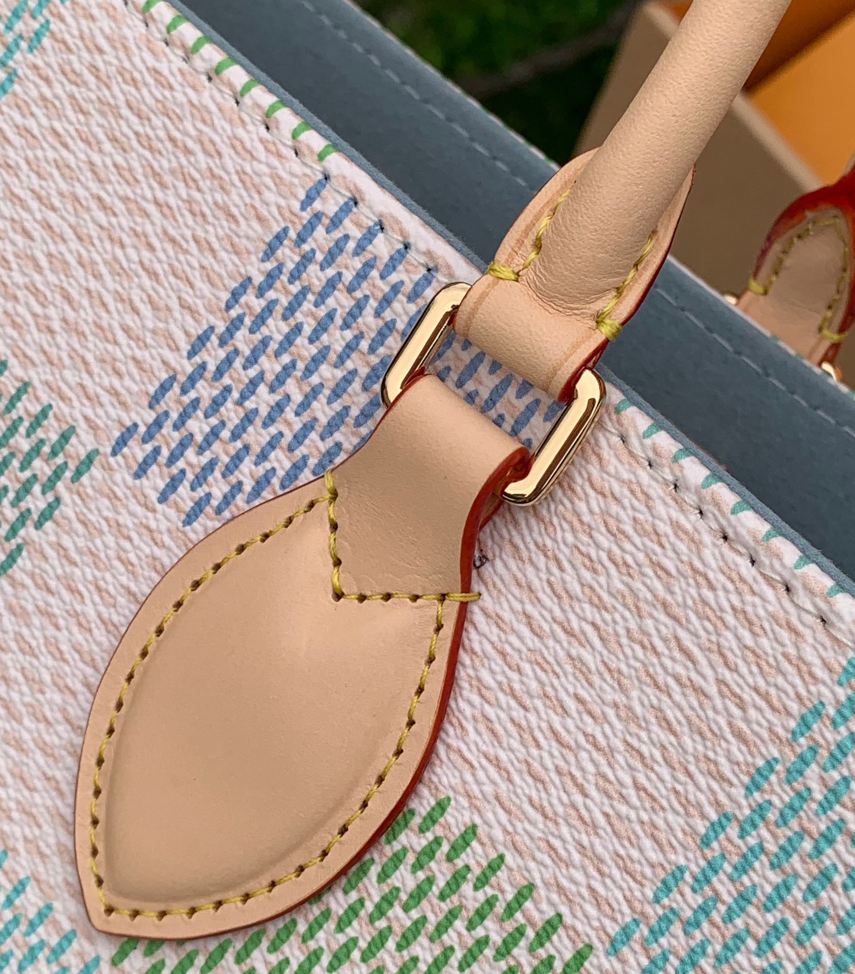 🌼 m40518尺寸：35 x 27 x 14 cm海外渠道订单！LV早春限定色 M40518 Onth