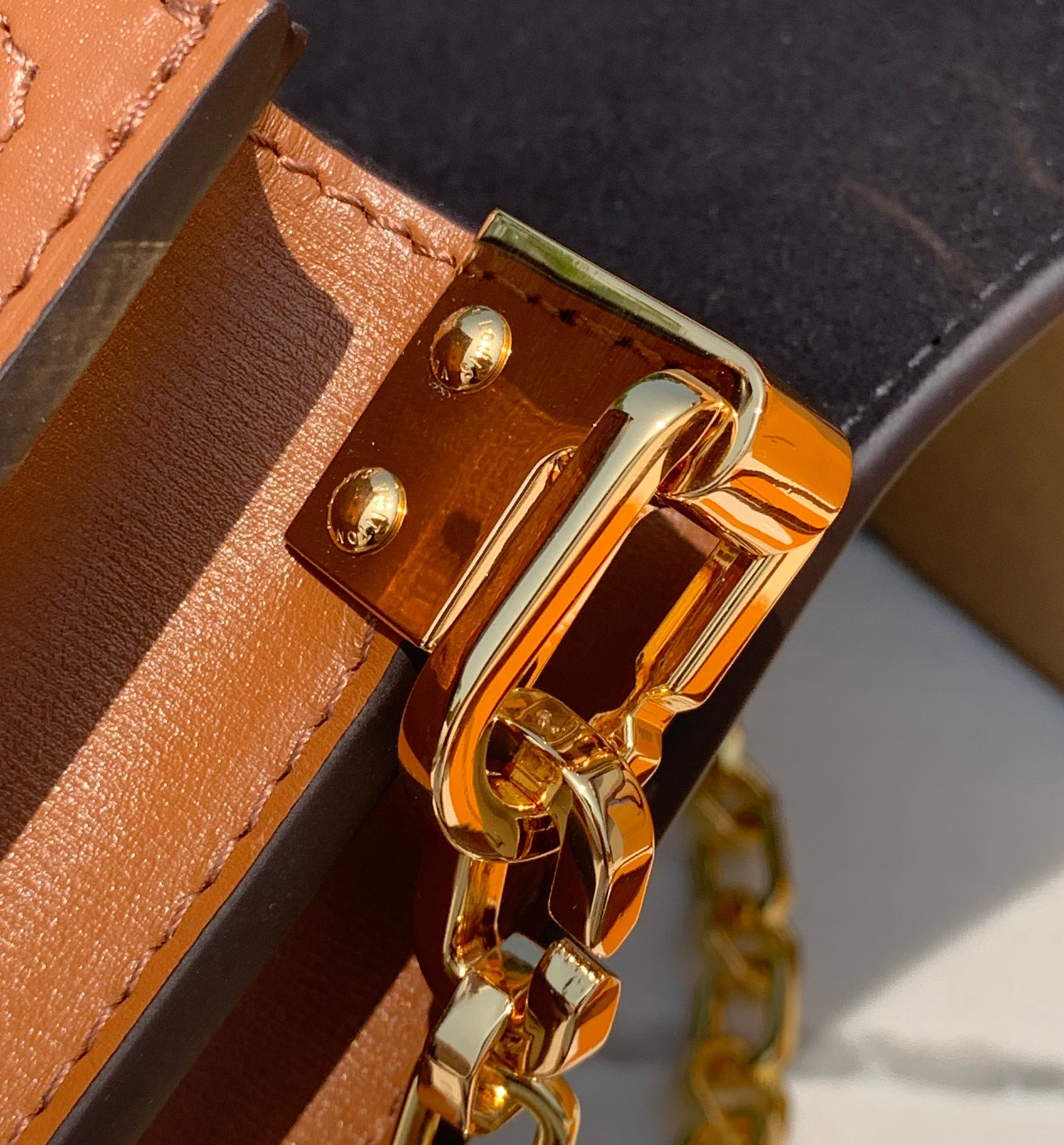 非市场普通货 进口皮料半钢五金 m46757尺寸:21 ×12 ×5cm海外渠道订单！24年新款DAUP